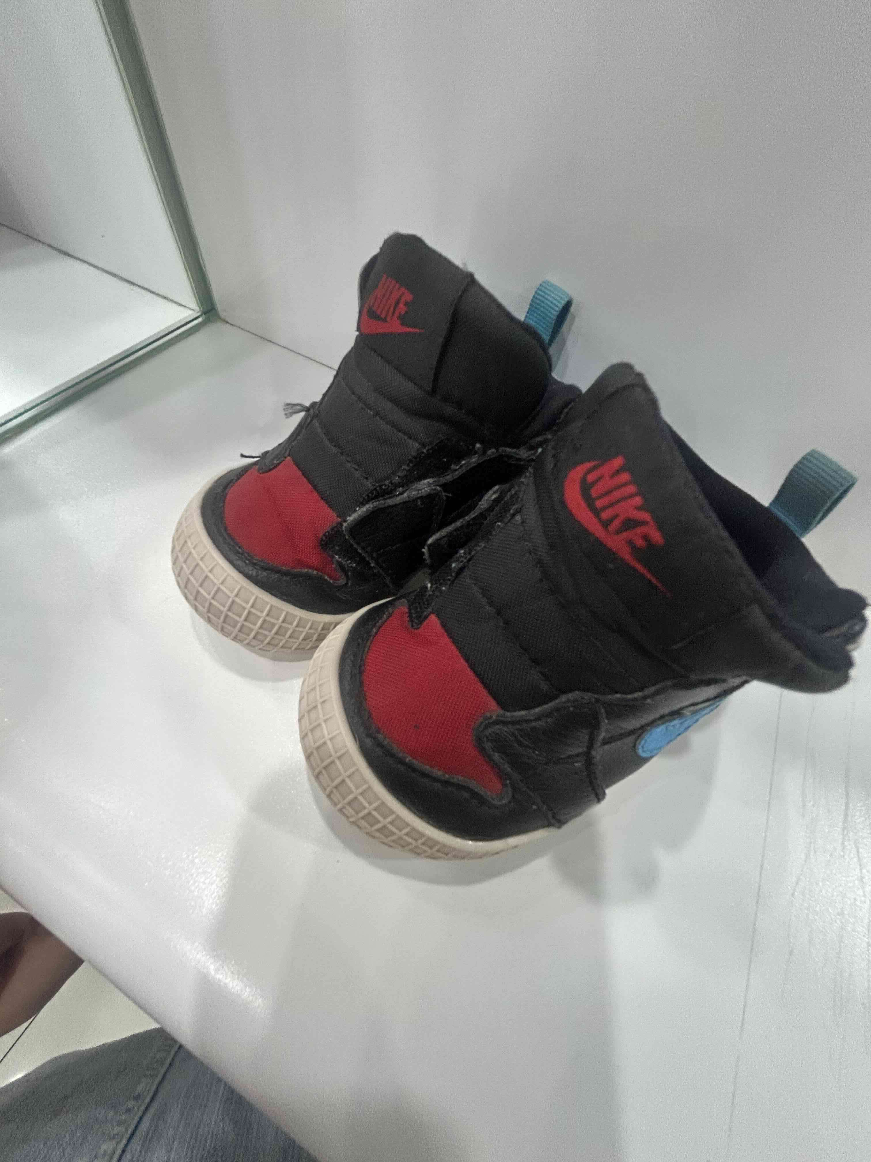 Zapatillas bebé negras y rojas - miniatura 2