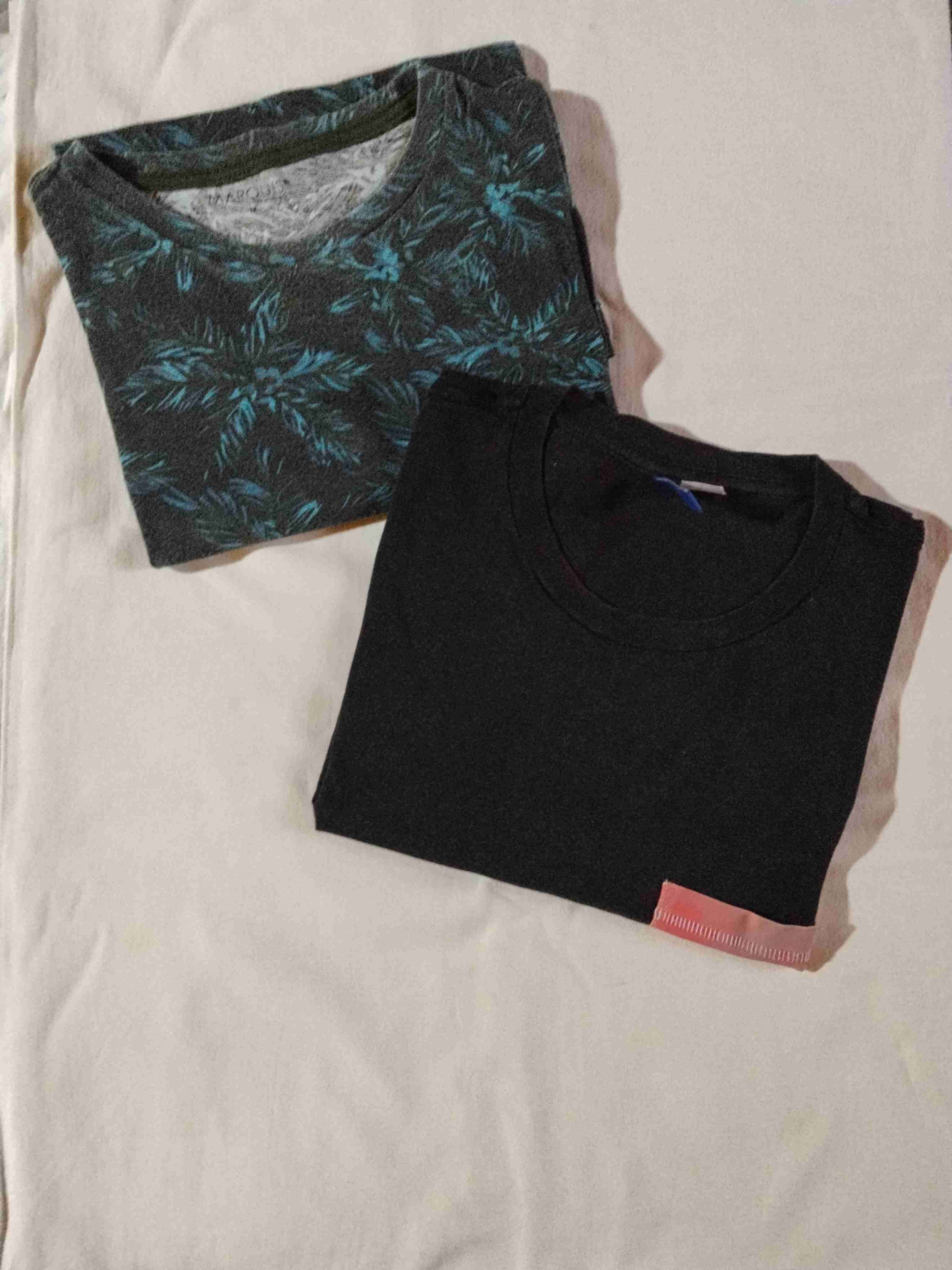 Polera estampada y negra con bolsillo