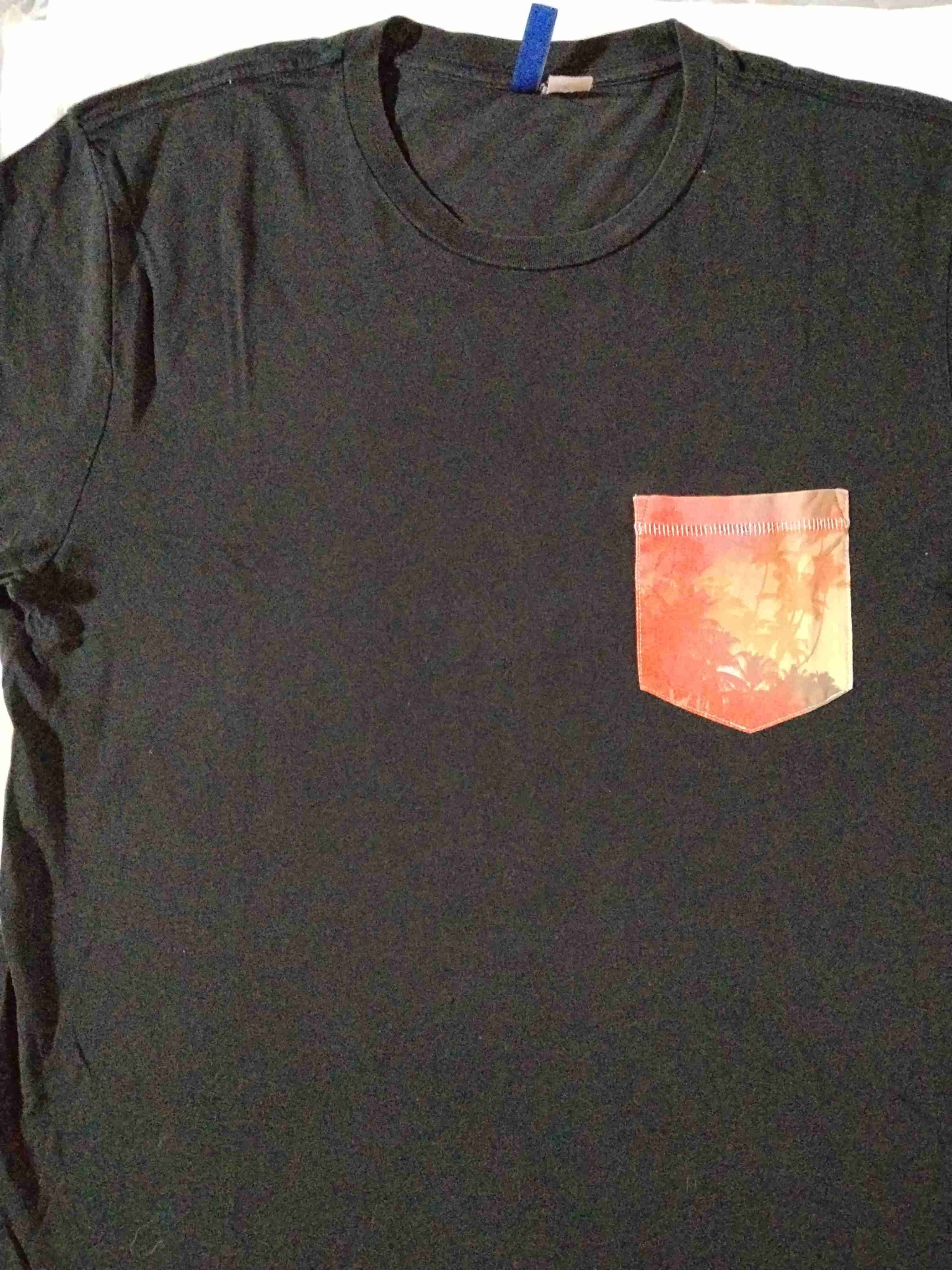 Polera estampada y negra con bolsillo - miniatura 5