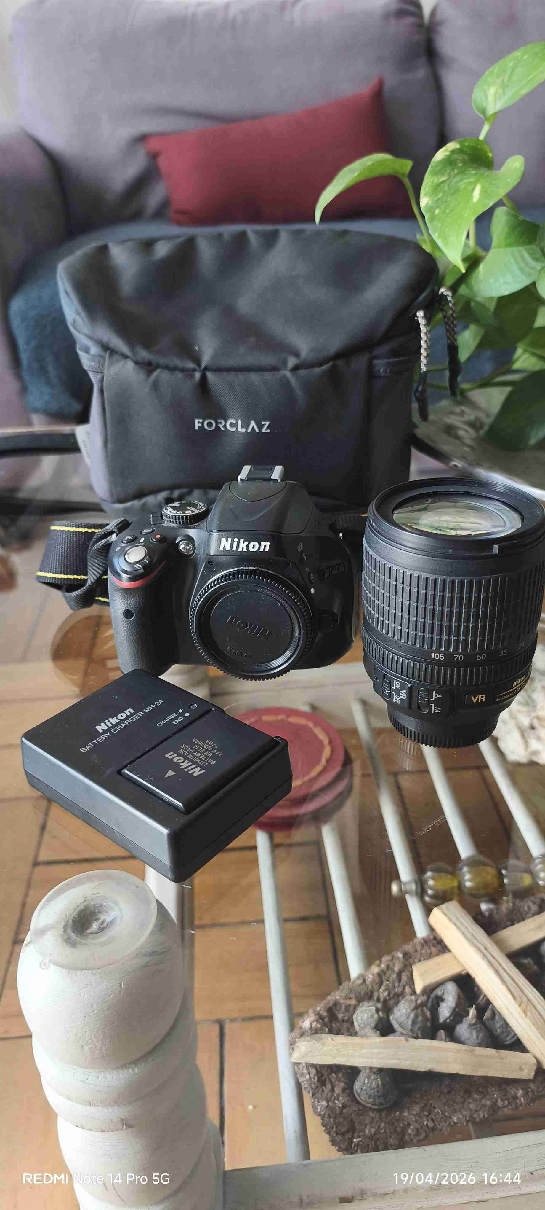 Cámara Nikon con lente y estuche - miniatura 2