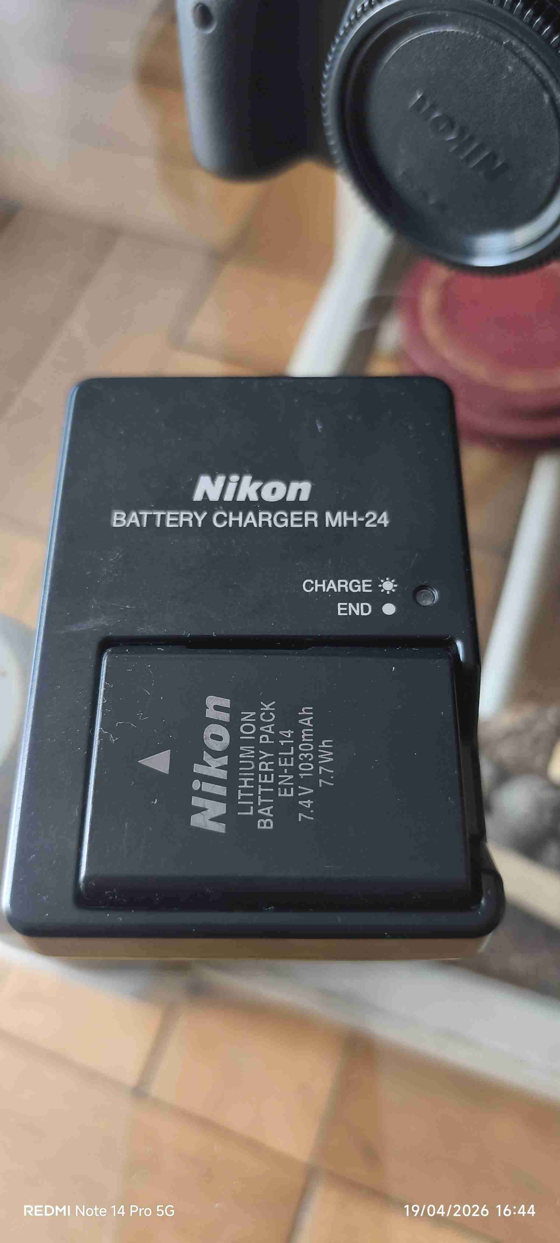 Cámara Nikon con lente y estuche - miniatura 5