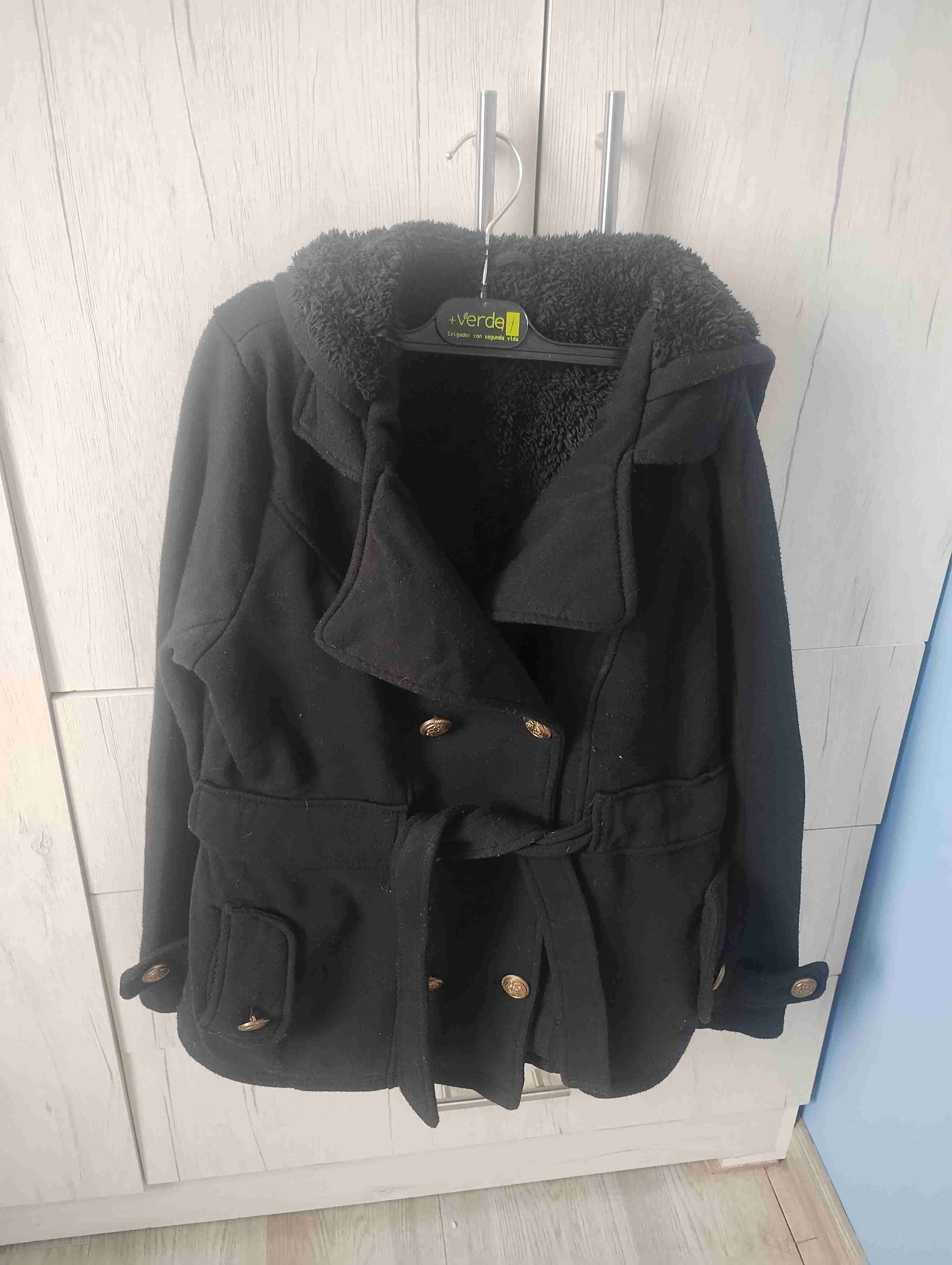 Abrigo negro con botones dorados - miniatura 2