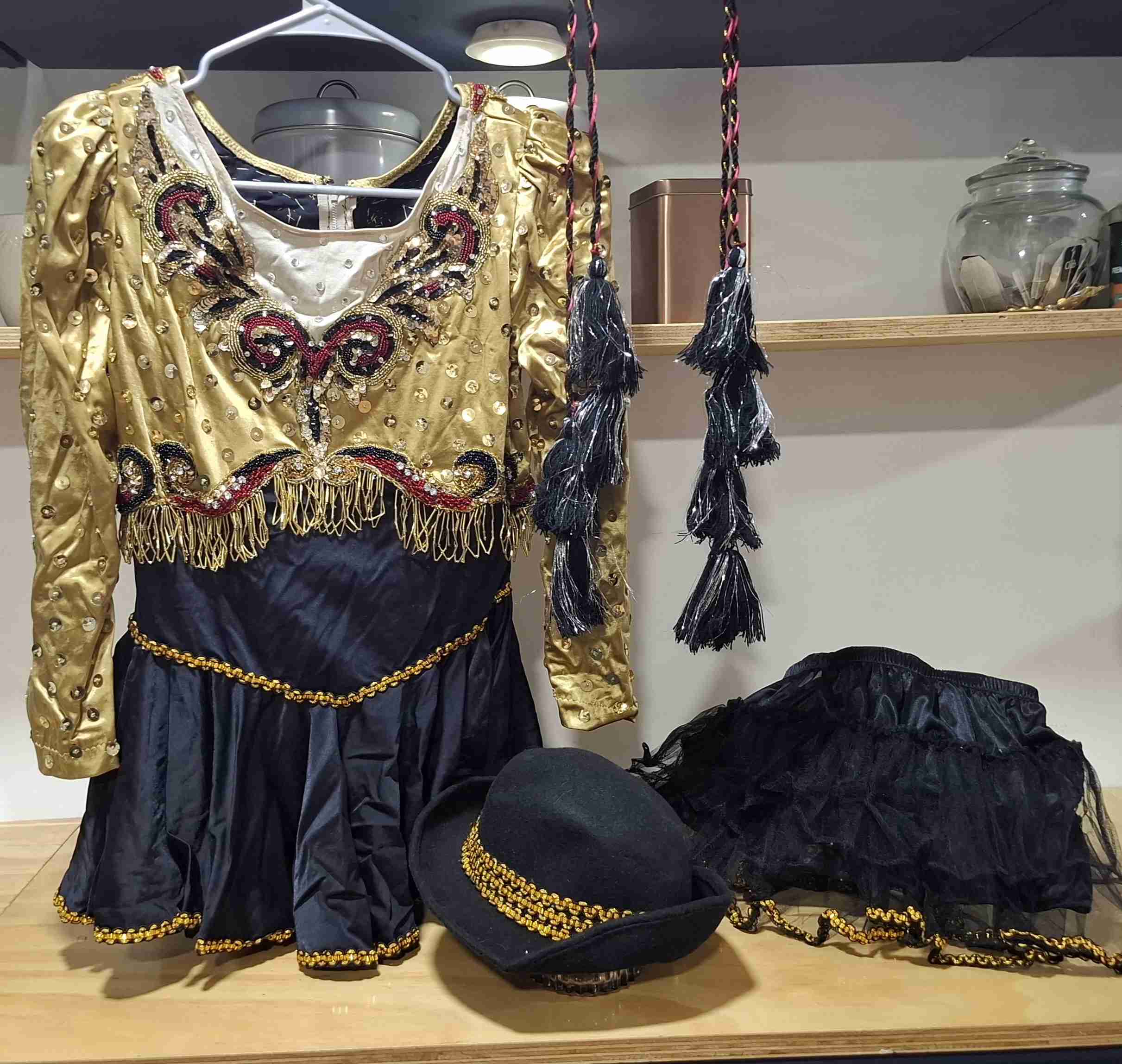 Vestido de danza dorado con lentejuelas - miniatura 2