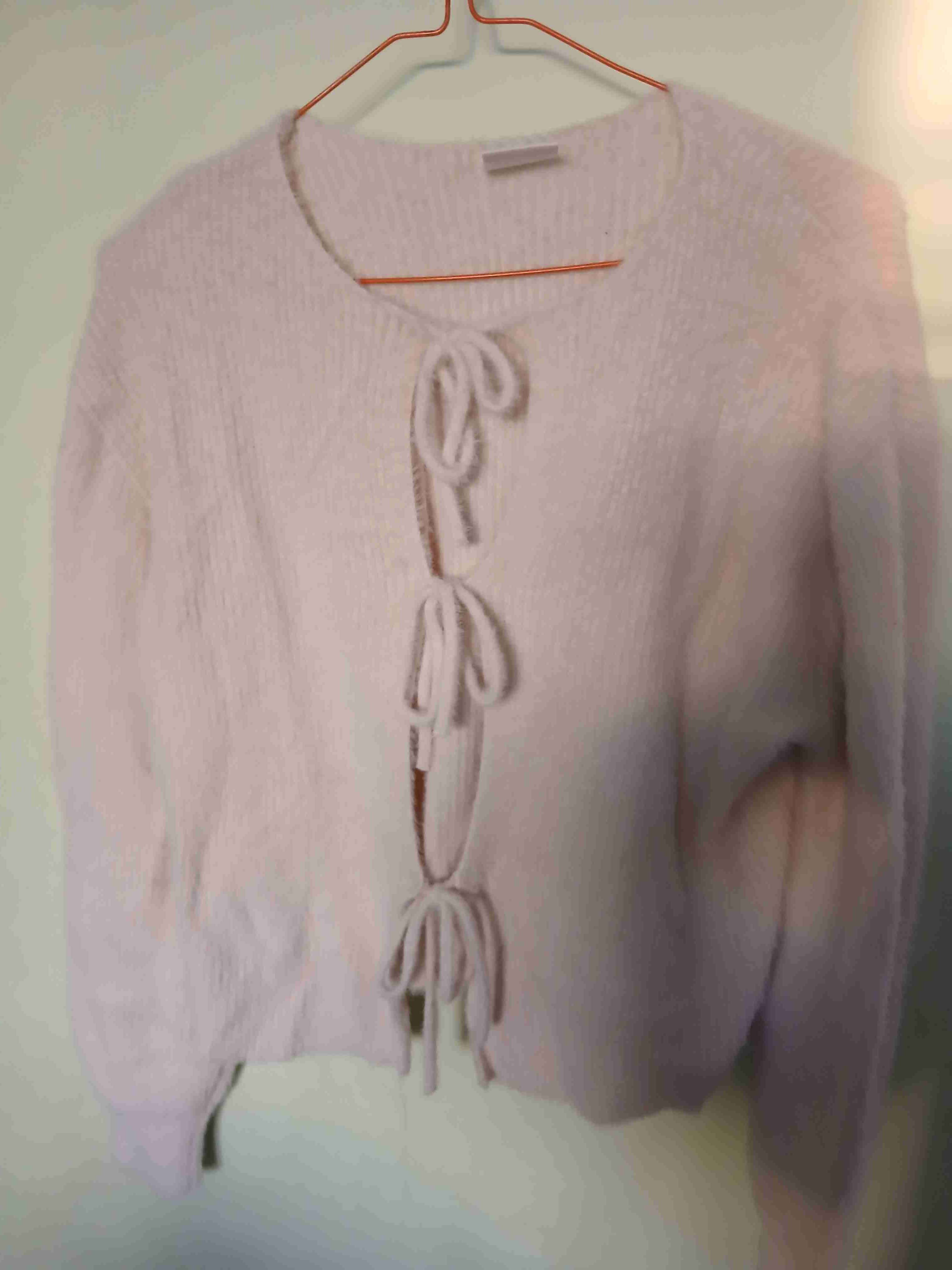 Sweater blanco con lazo - miniatura 2