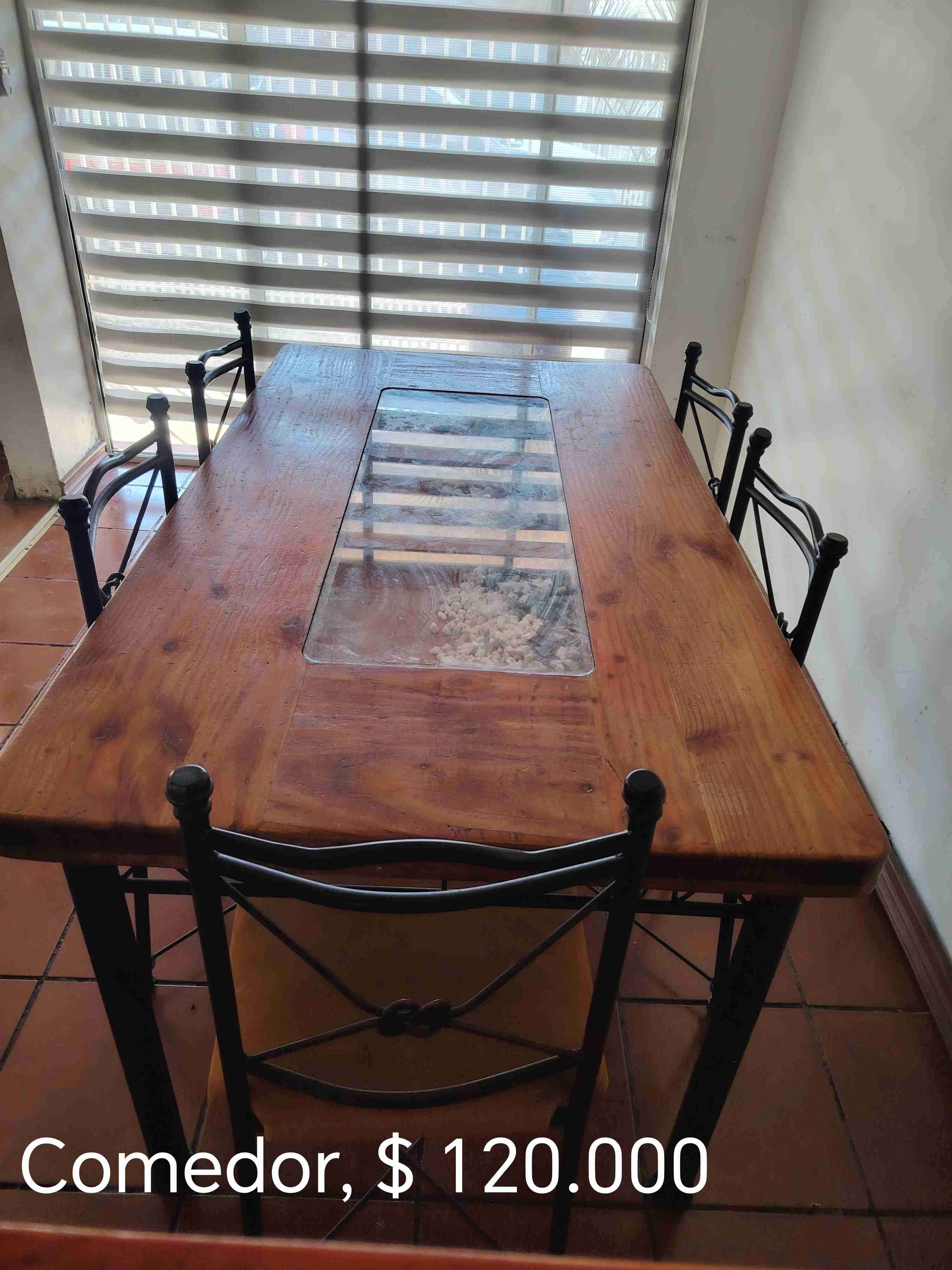 Mesa de comedor con sillas - miniatura 1