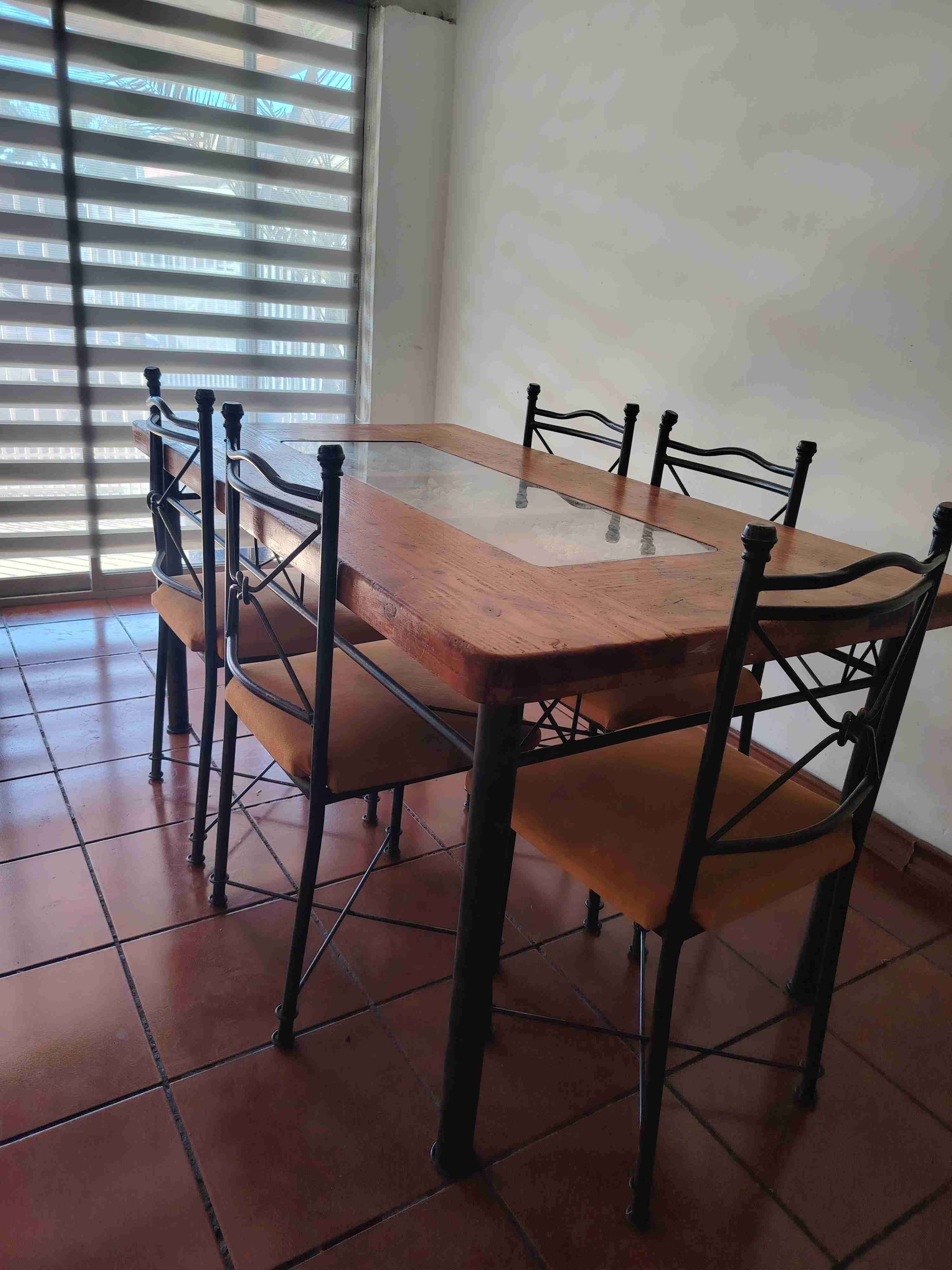 Mesa de comedor con sillas - miniatura 2