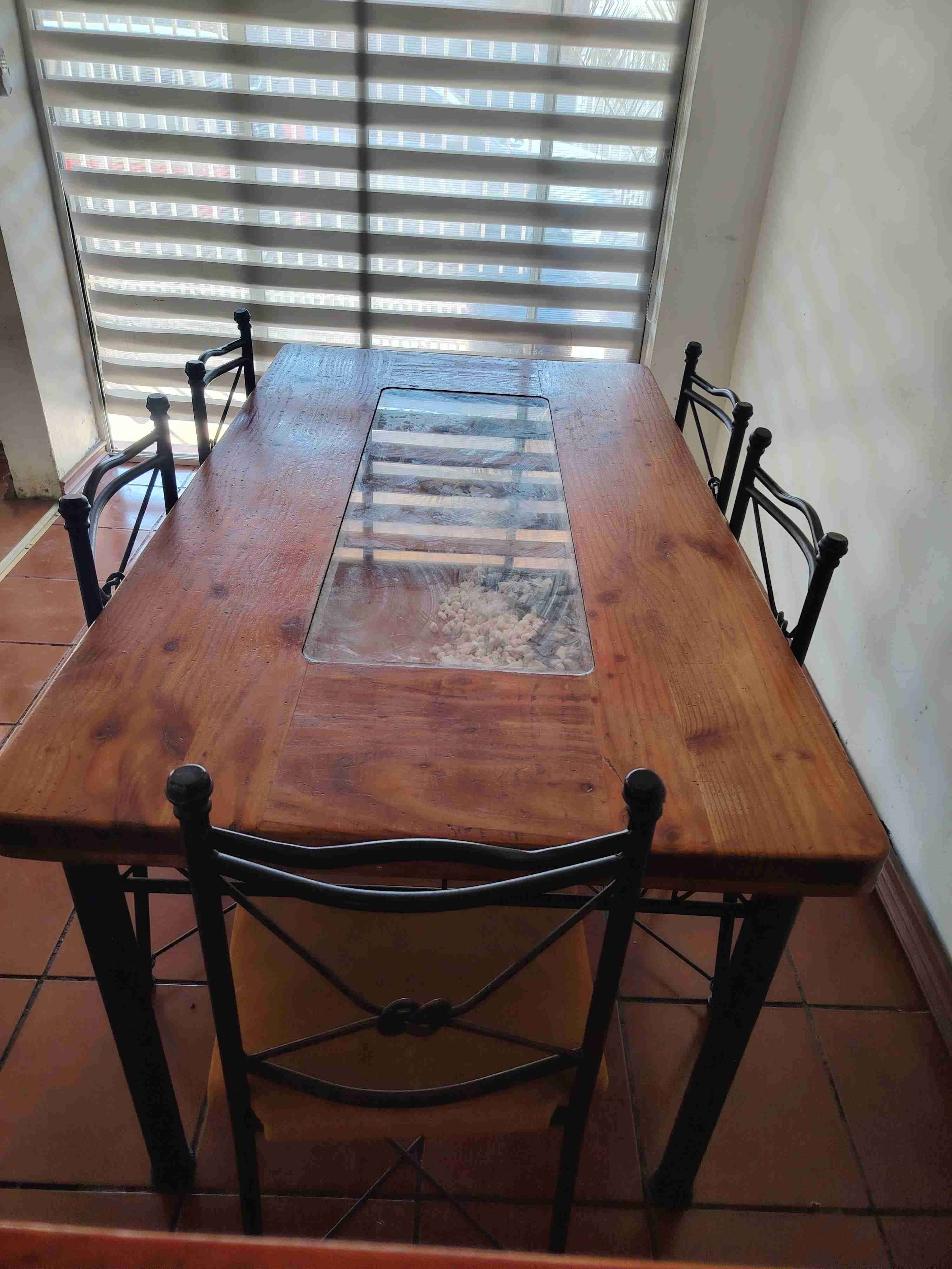 Mesa de comedor con sillas - miniatura 3