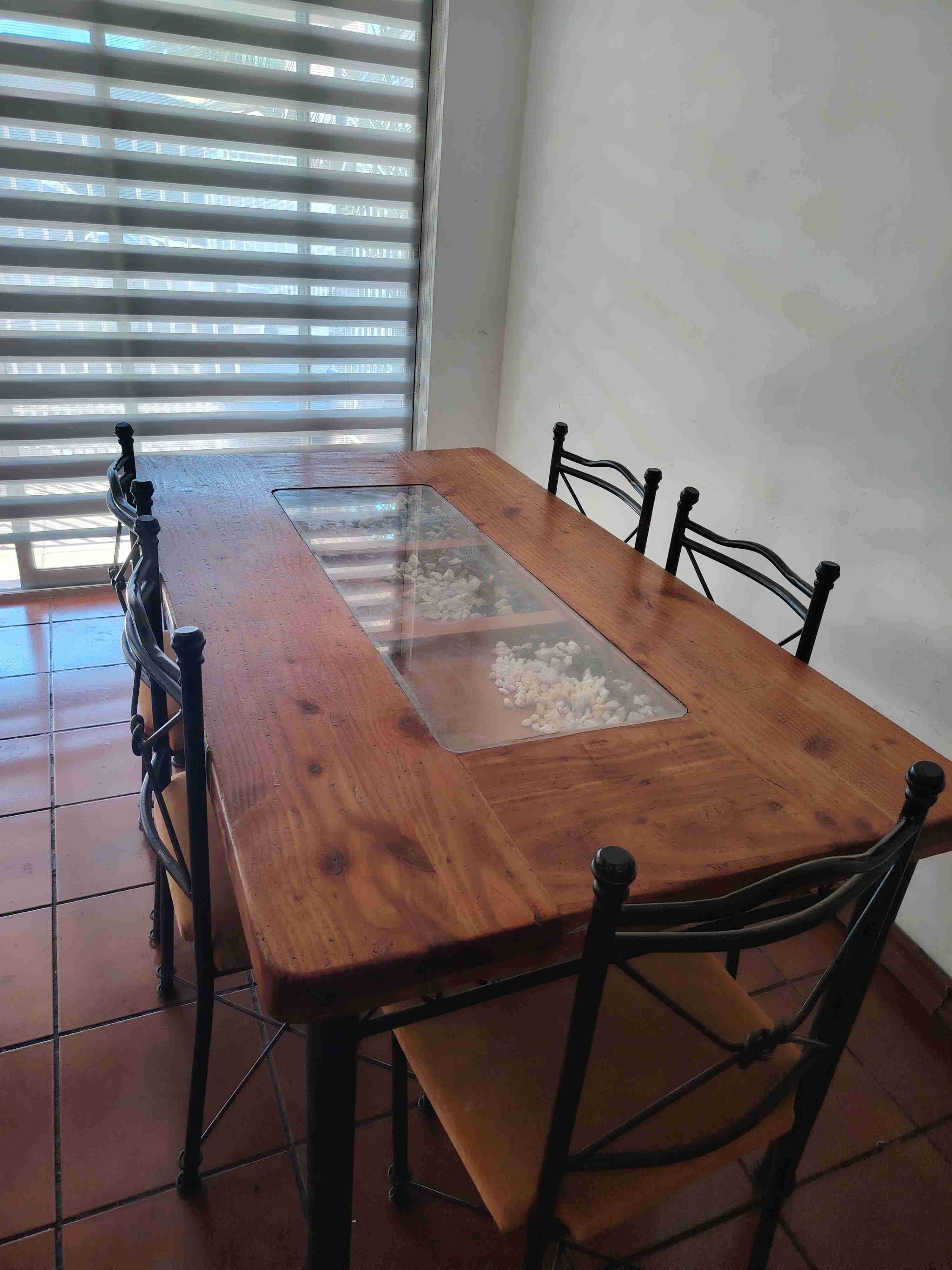 Mesa de comedor con sillas - miniatura 4