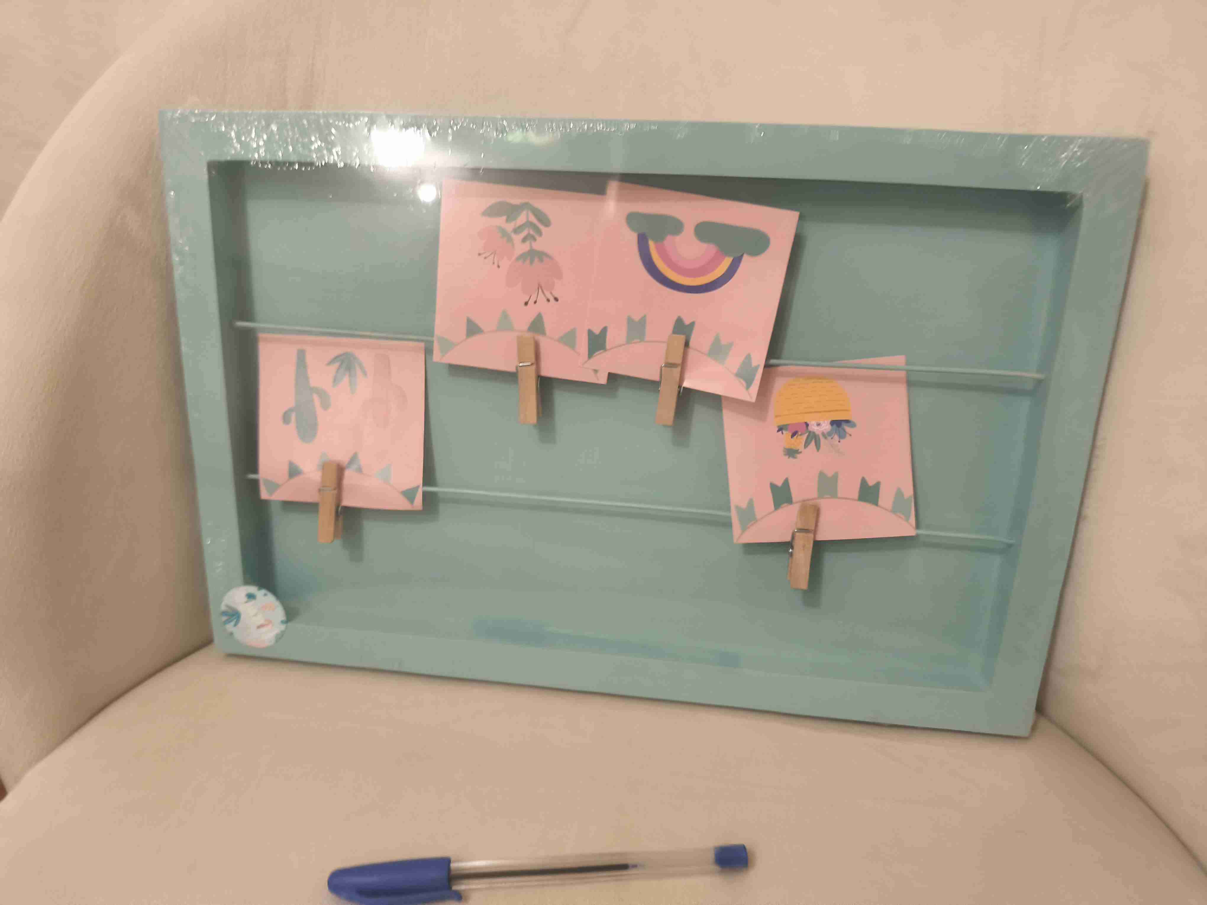 Portaretratos azul y rosado con pinzas