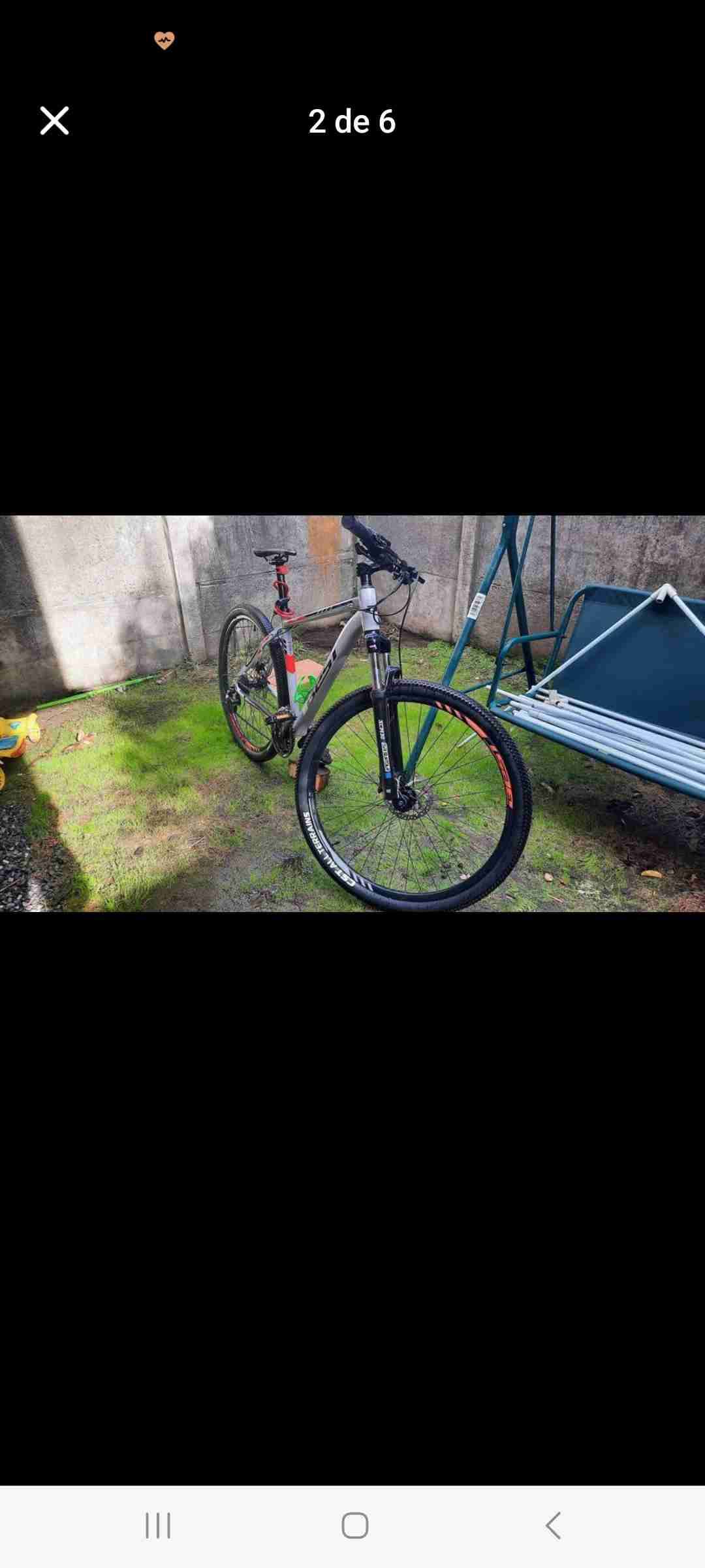 Bicicleta de montaña negra y gris - miniatura 1