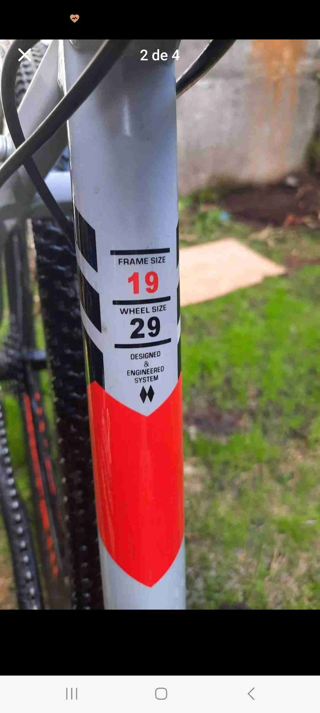 Bicicleta de montaña negra y gris - miniatura 3