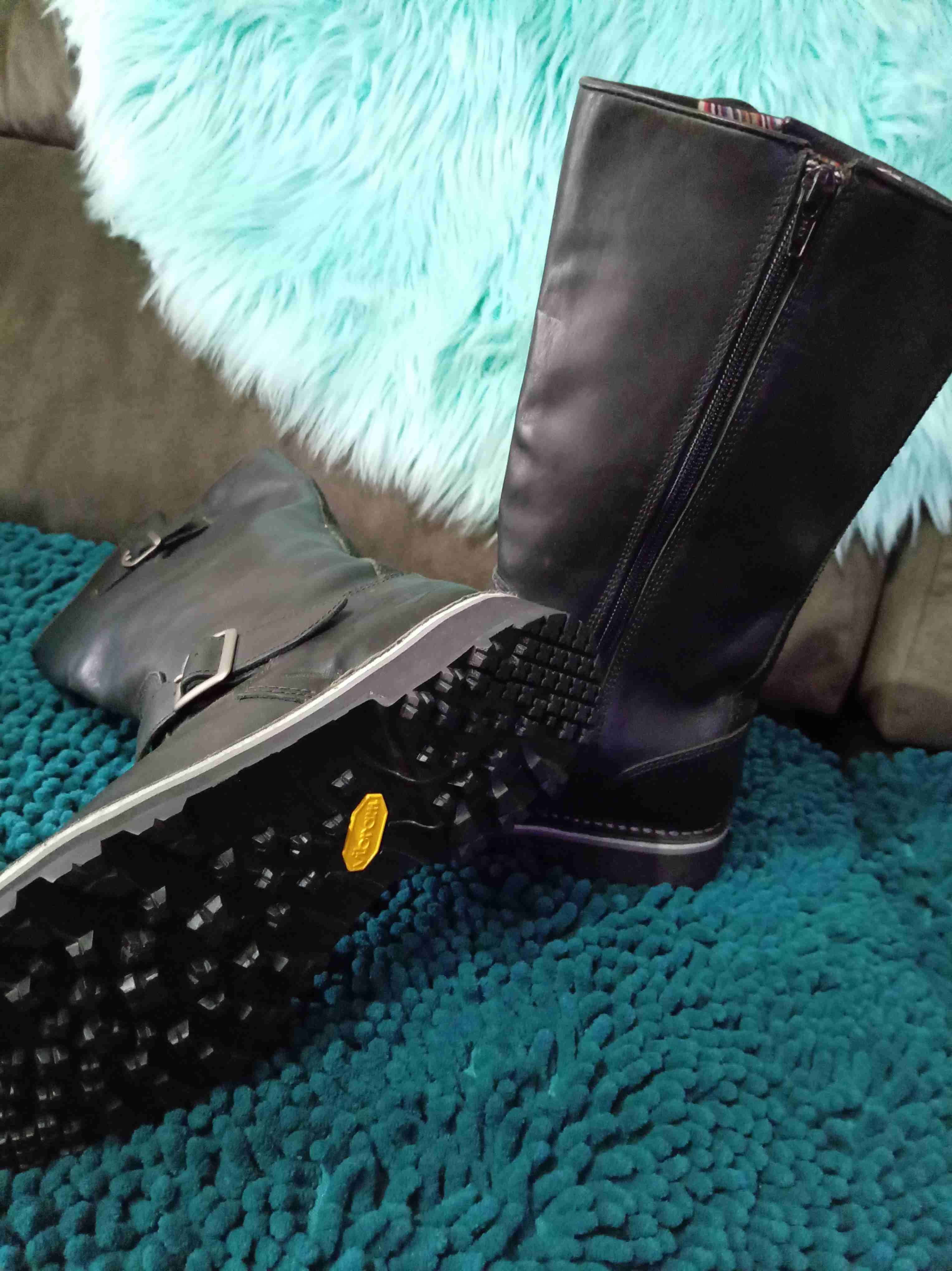 Botas negras de cuero - miniatura 3