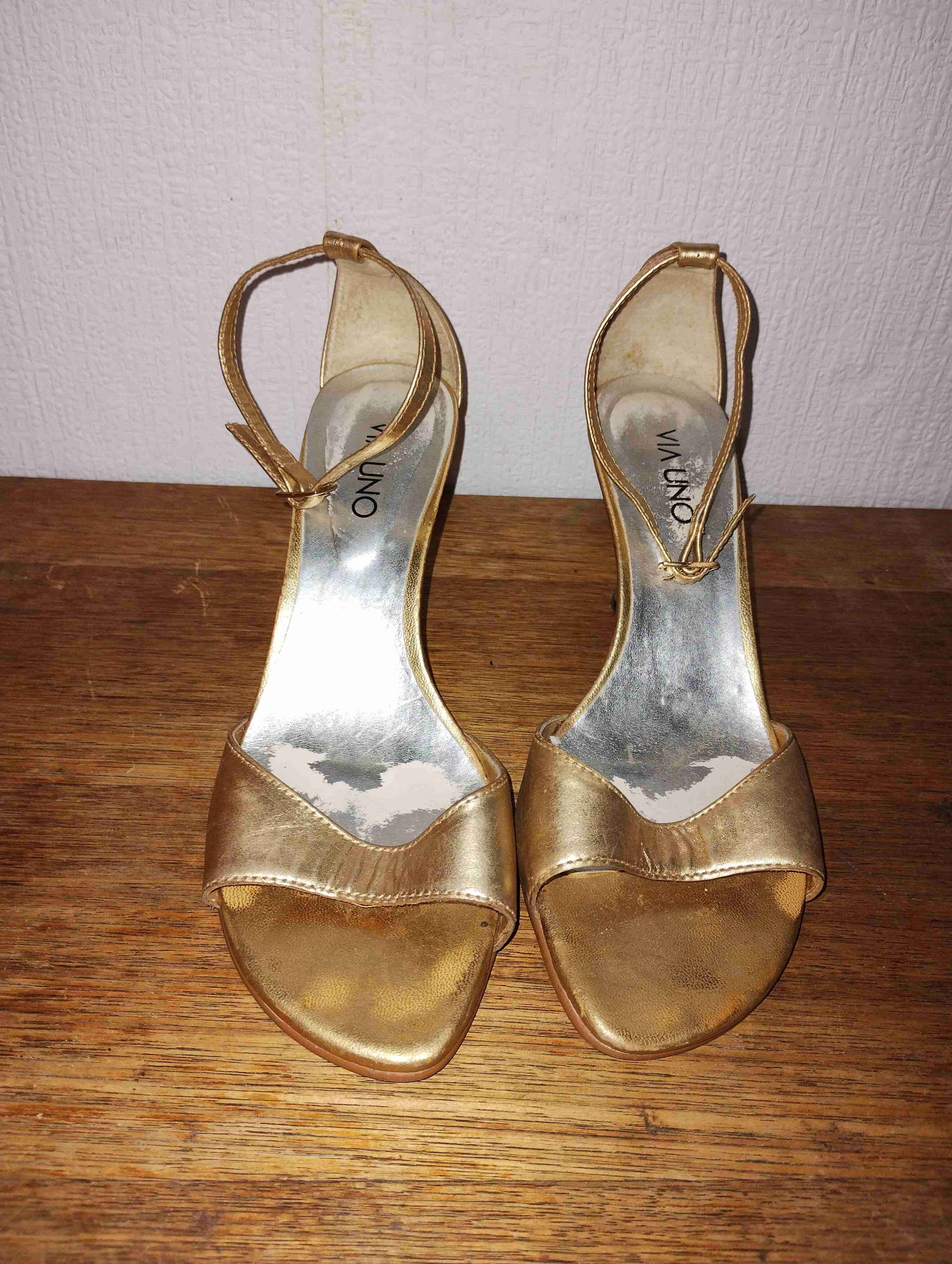 Tacones dorados con tiras - miniatura 2