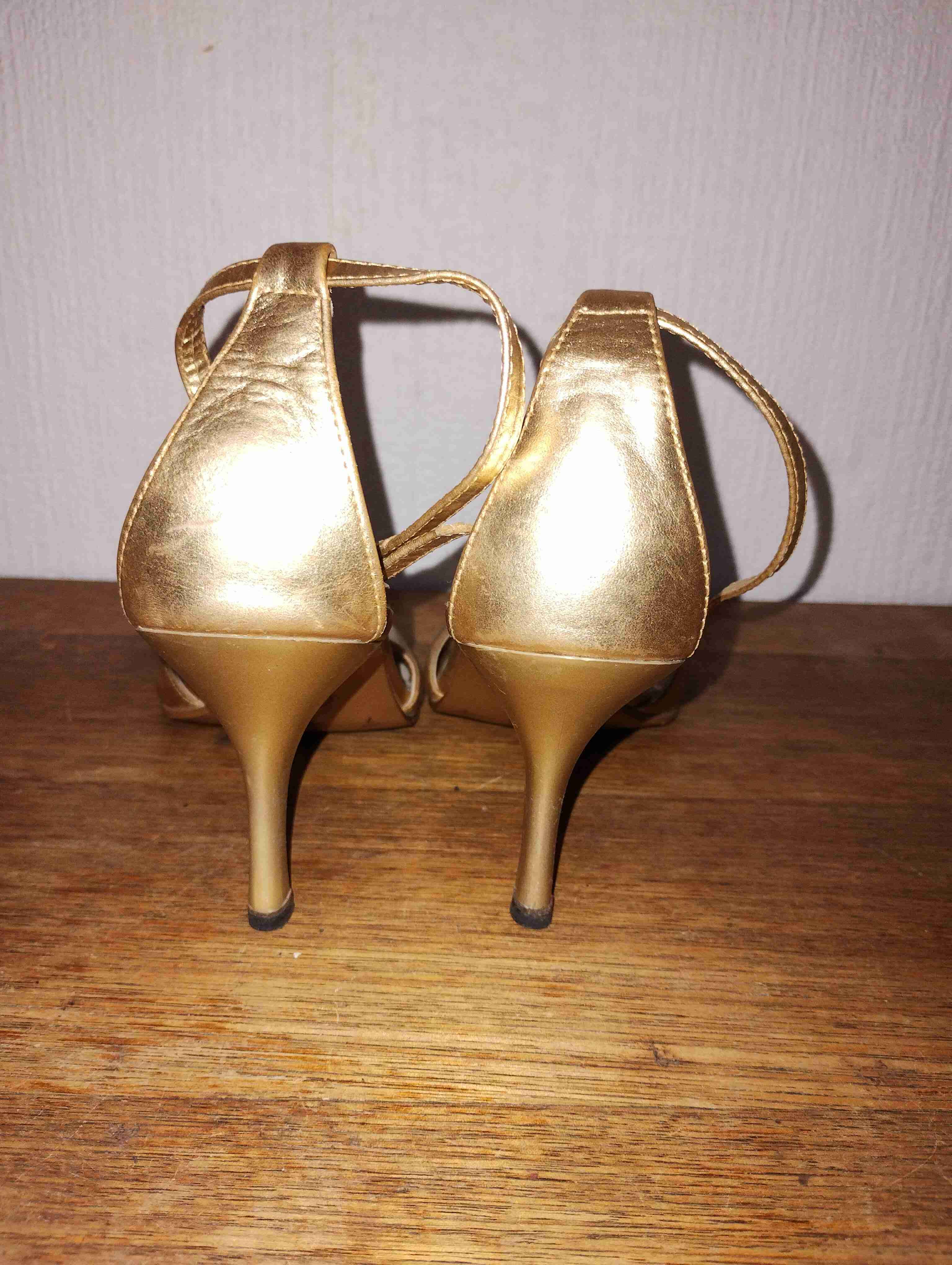 Tacones dorados con tiras - miniatura 3