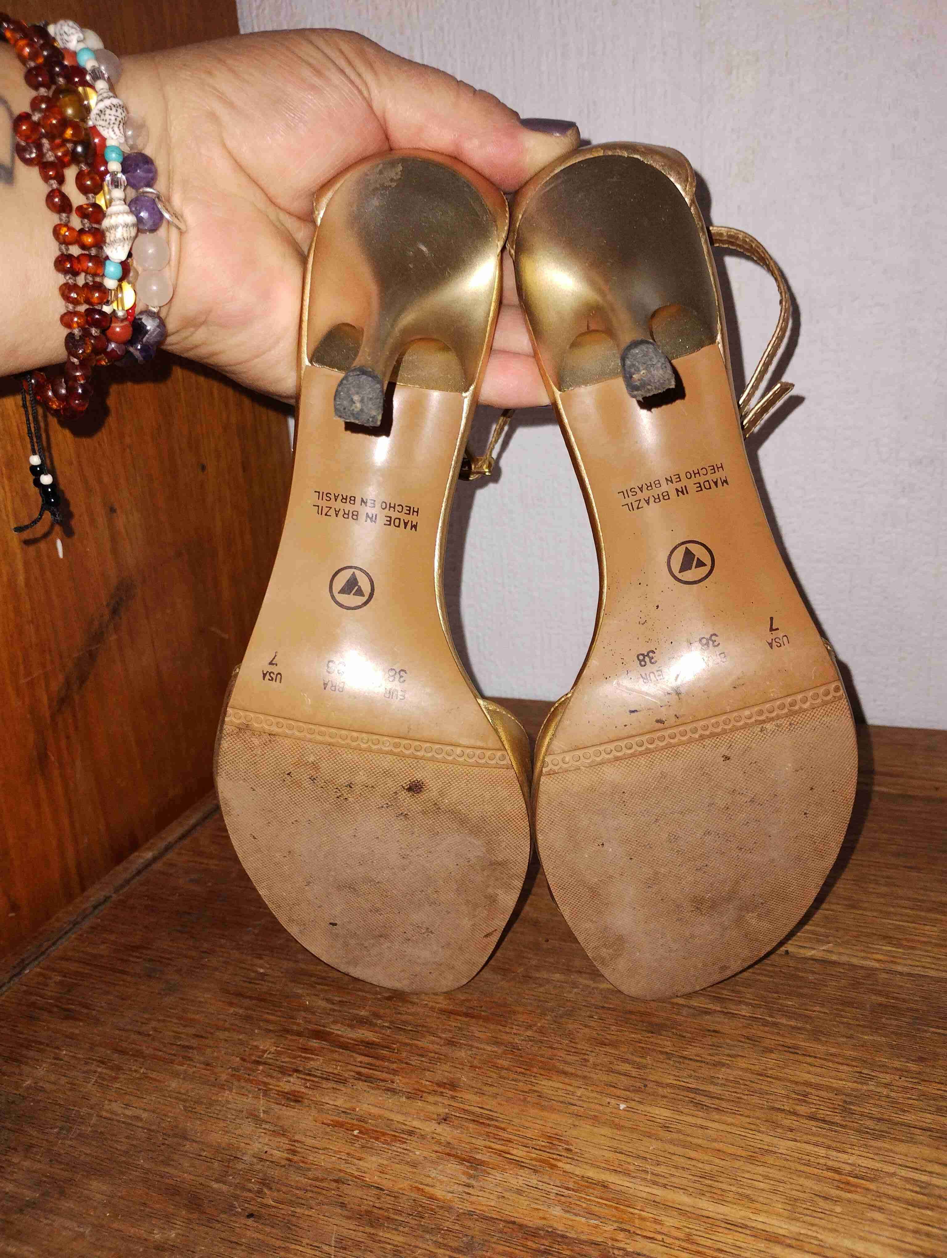 Tacones dorados con tiras - miniatura 4