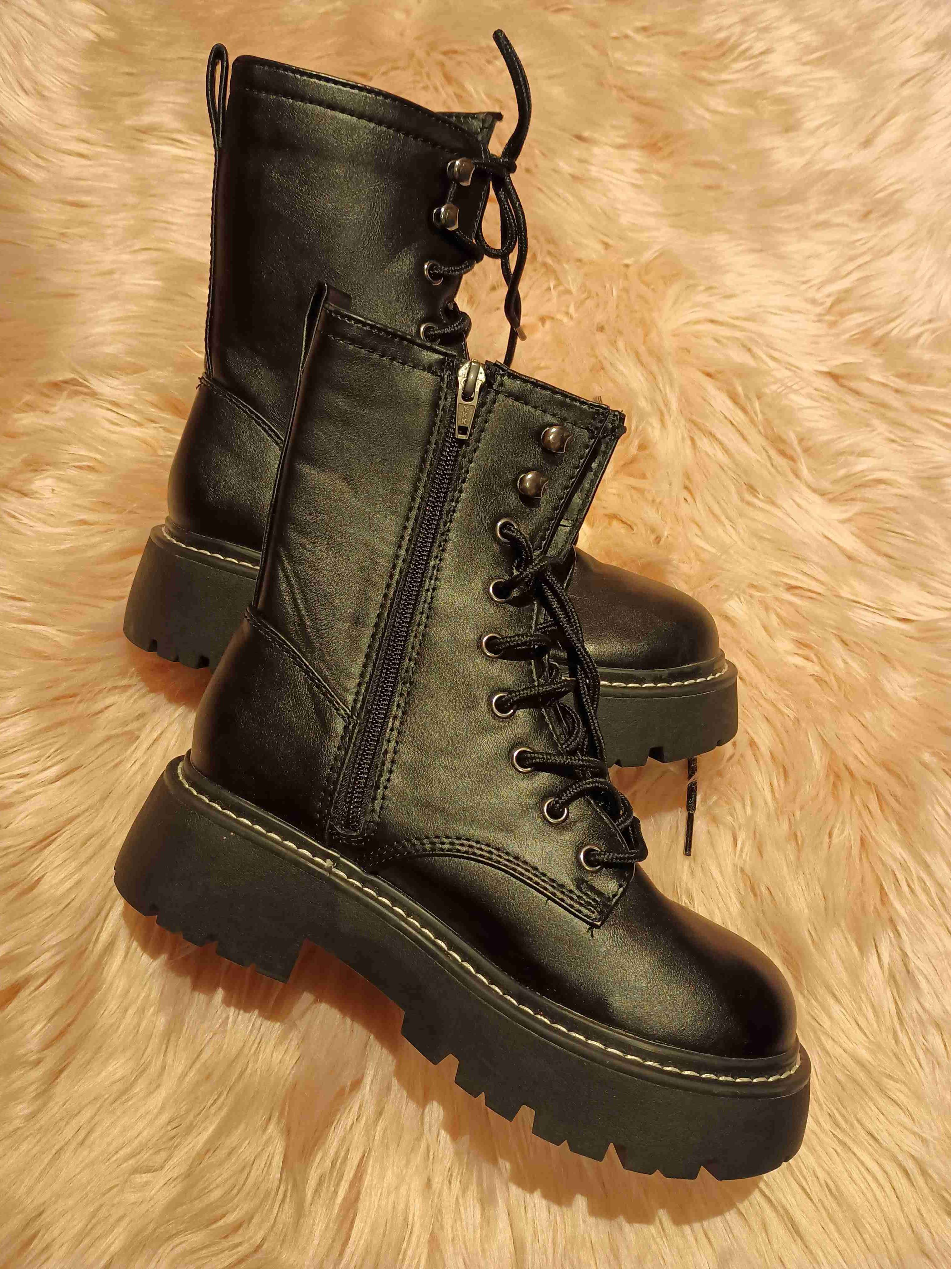 Botas negras  ecocuero talla 36 y cartera - miniatura 2