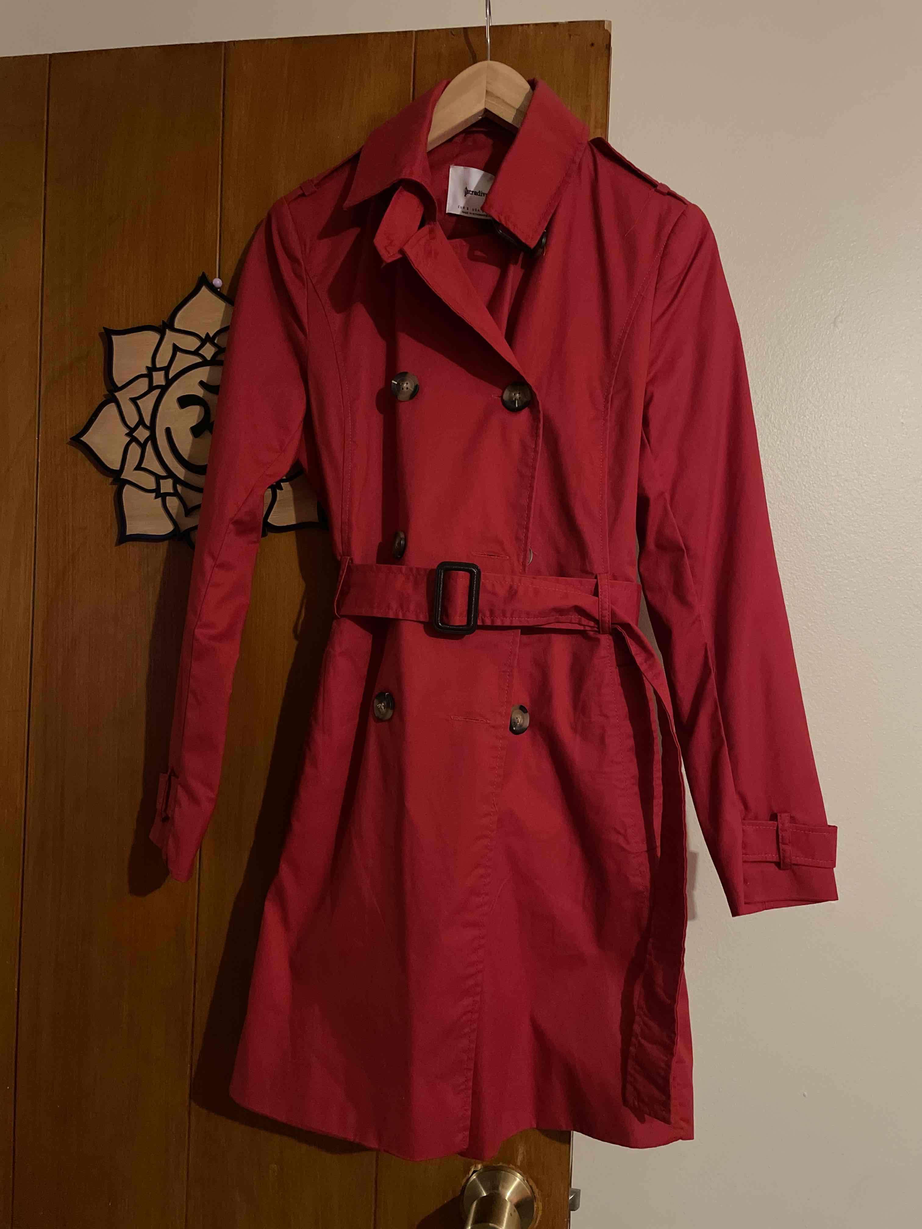 Abrigo rojo trench mujer - miniatura 2