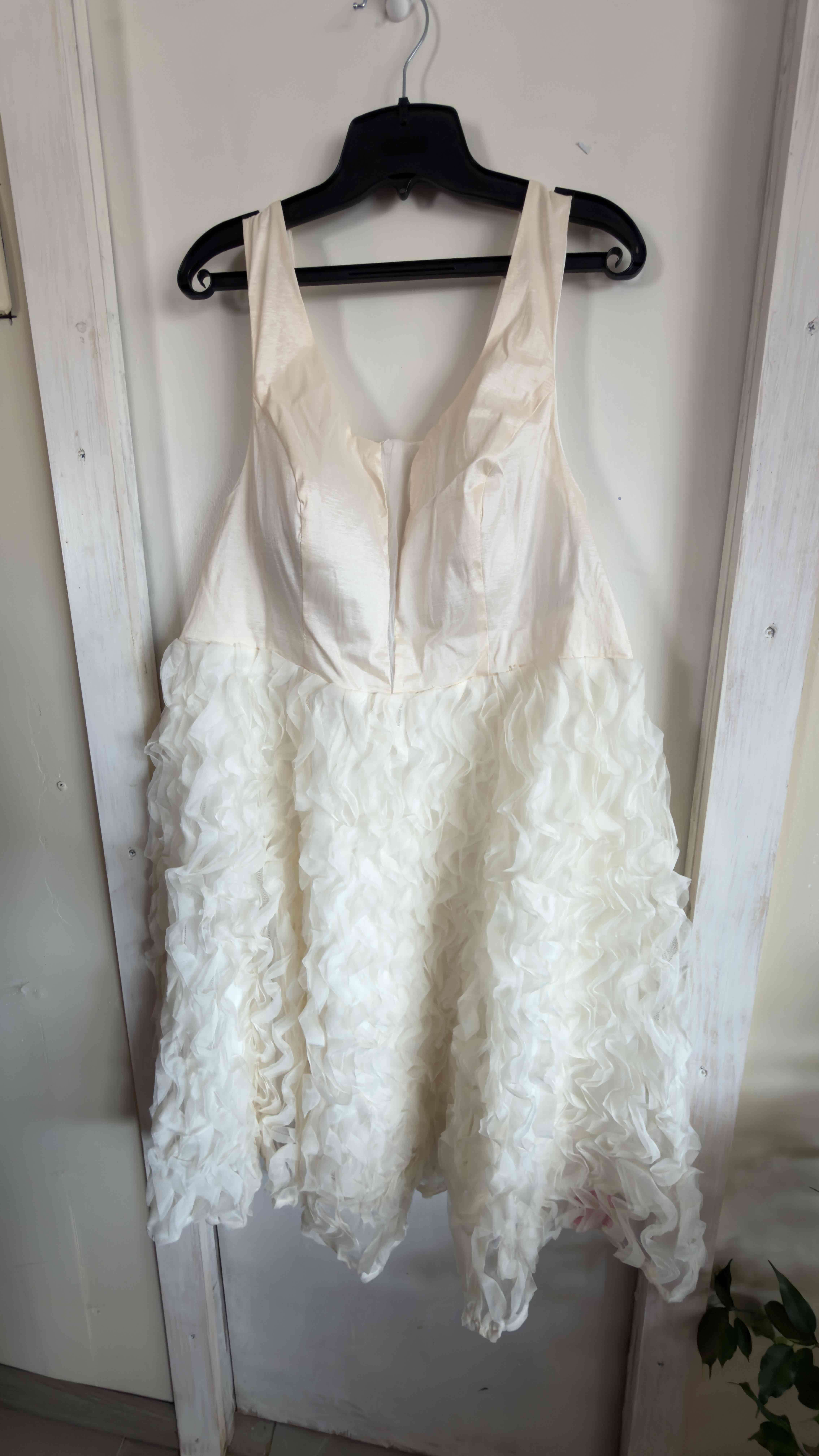 Vestido blanco con volantes - miniatura 3