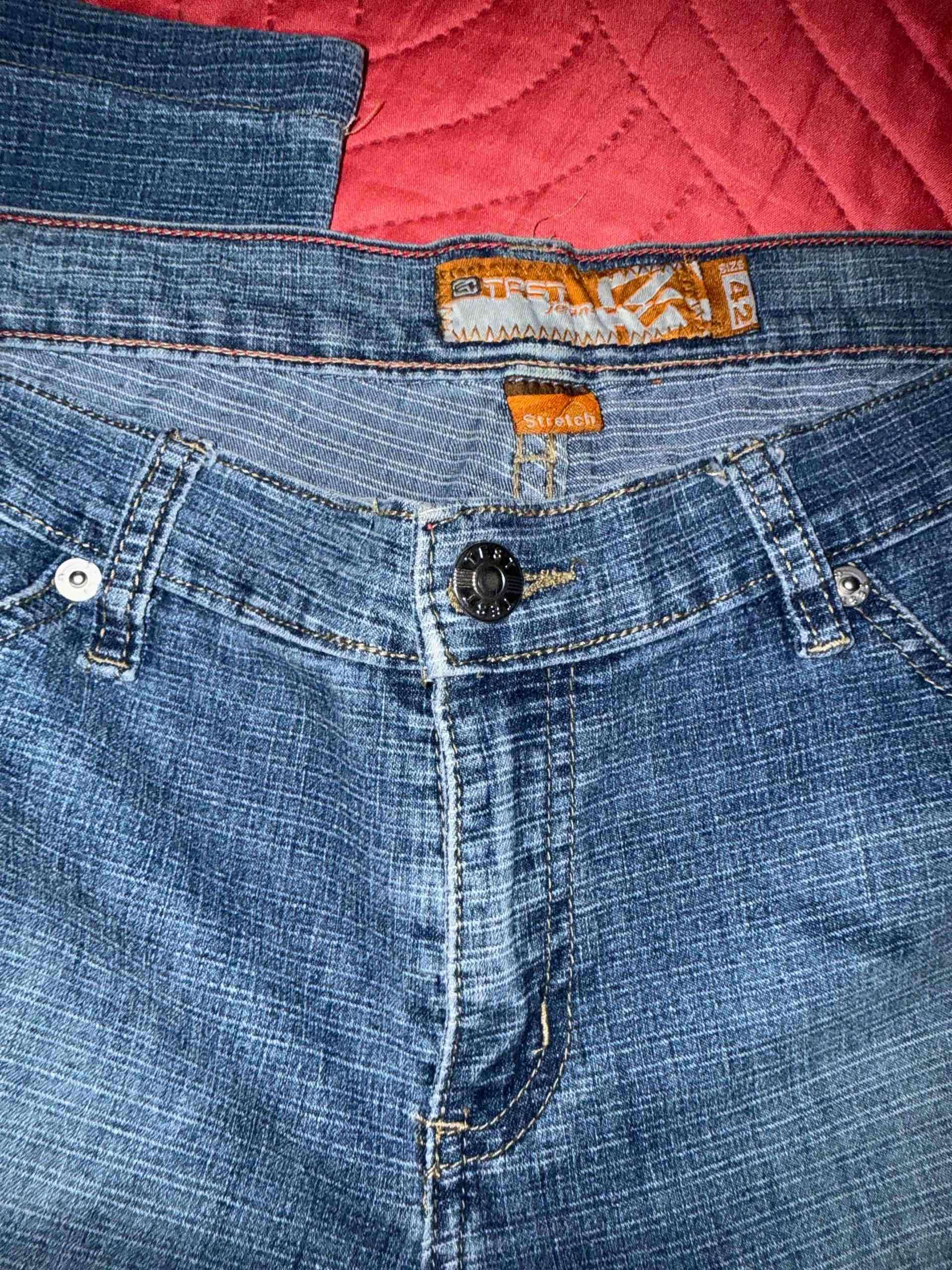 Jeans azul claro con desteñido en piernas - miniatura 2