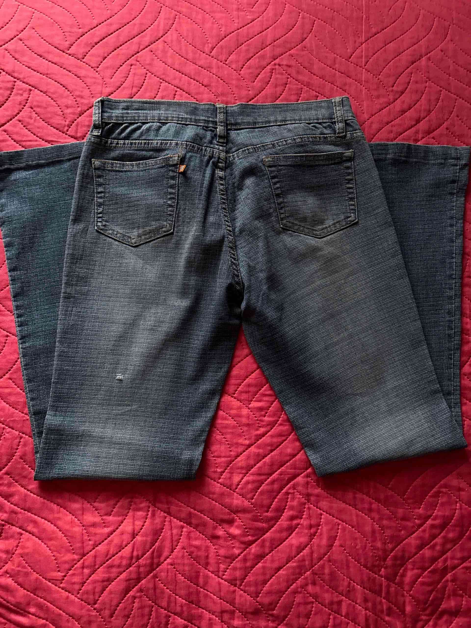 Jeans azul claro con desteñido en piernas - miniatura 3