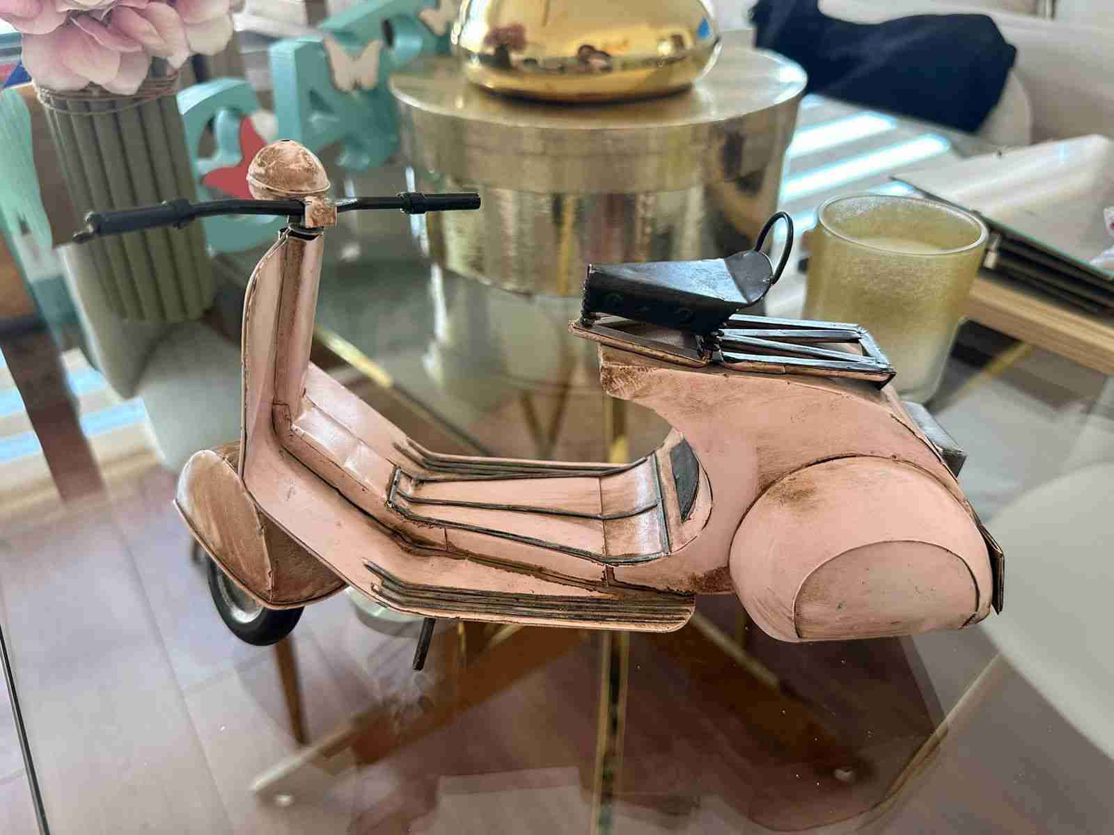 Modelo decorativo de scooter vintage