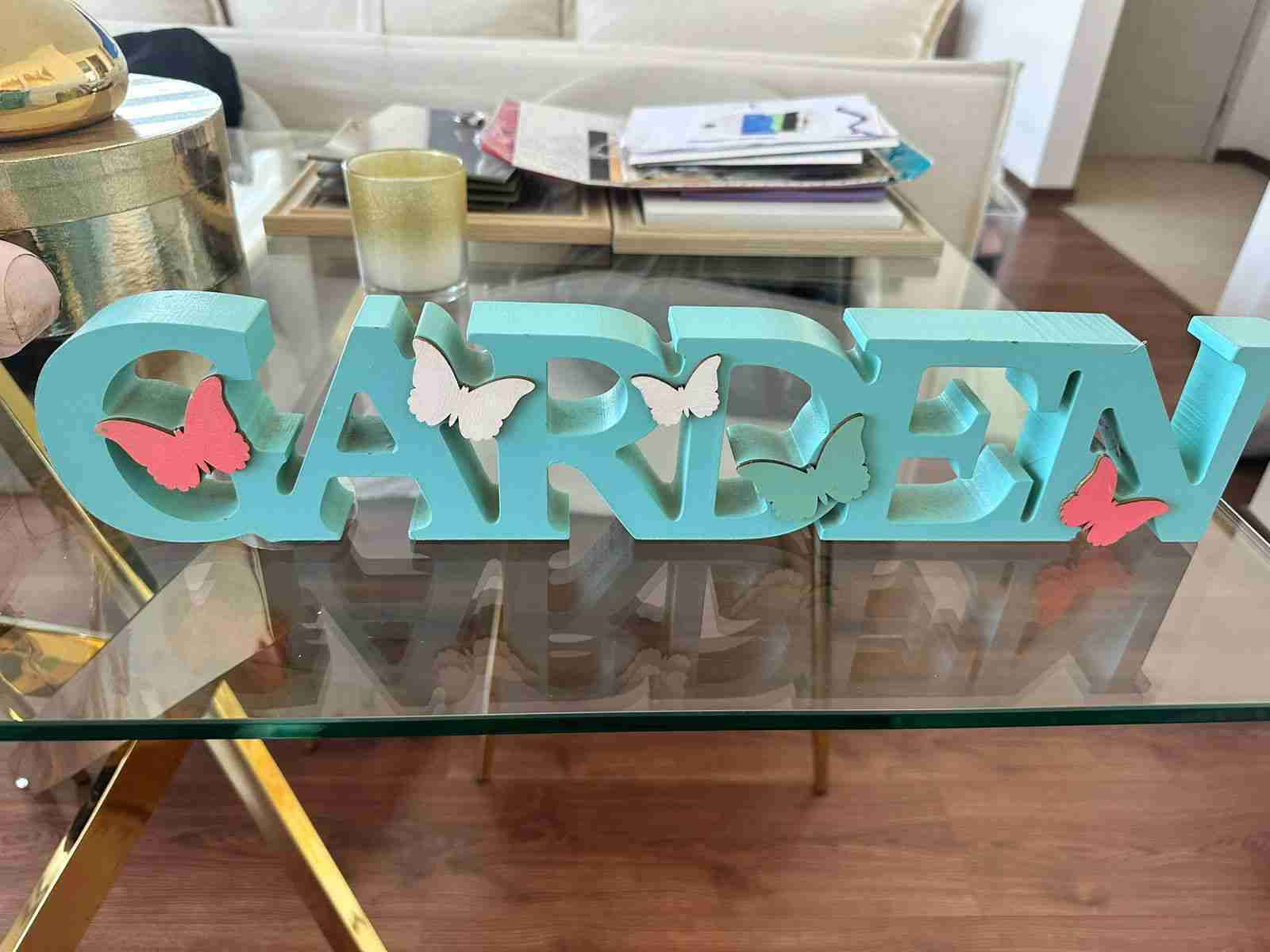 Decoración de jardín con mariposas