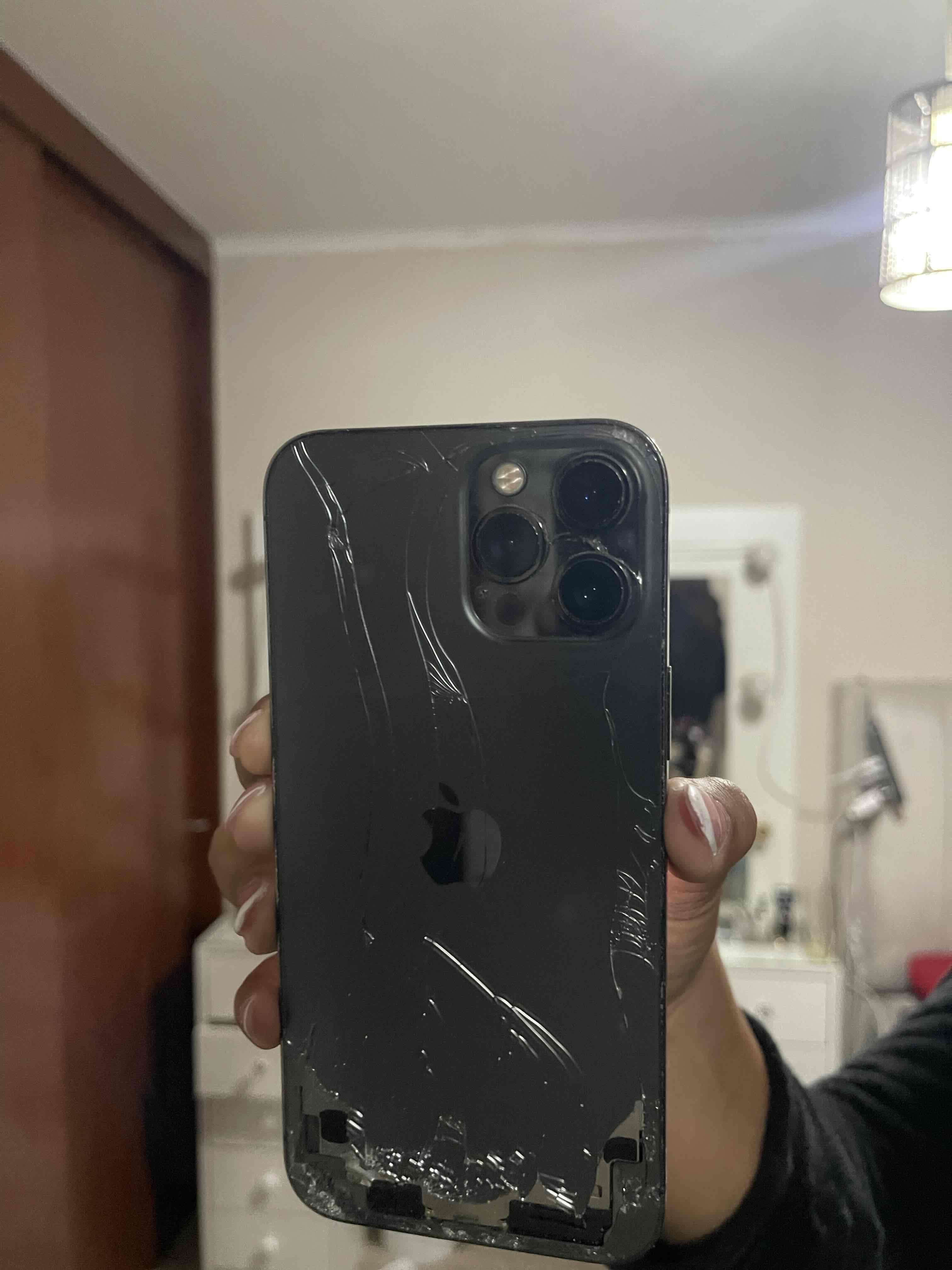 Teléfono con carcasa dañada