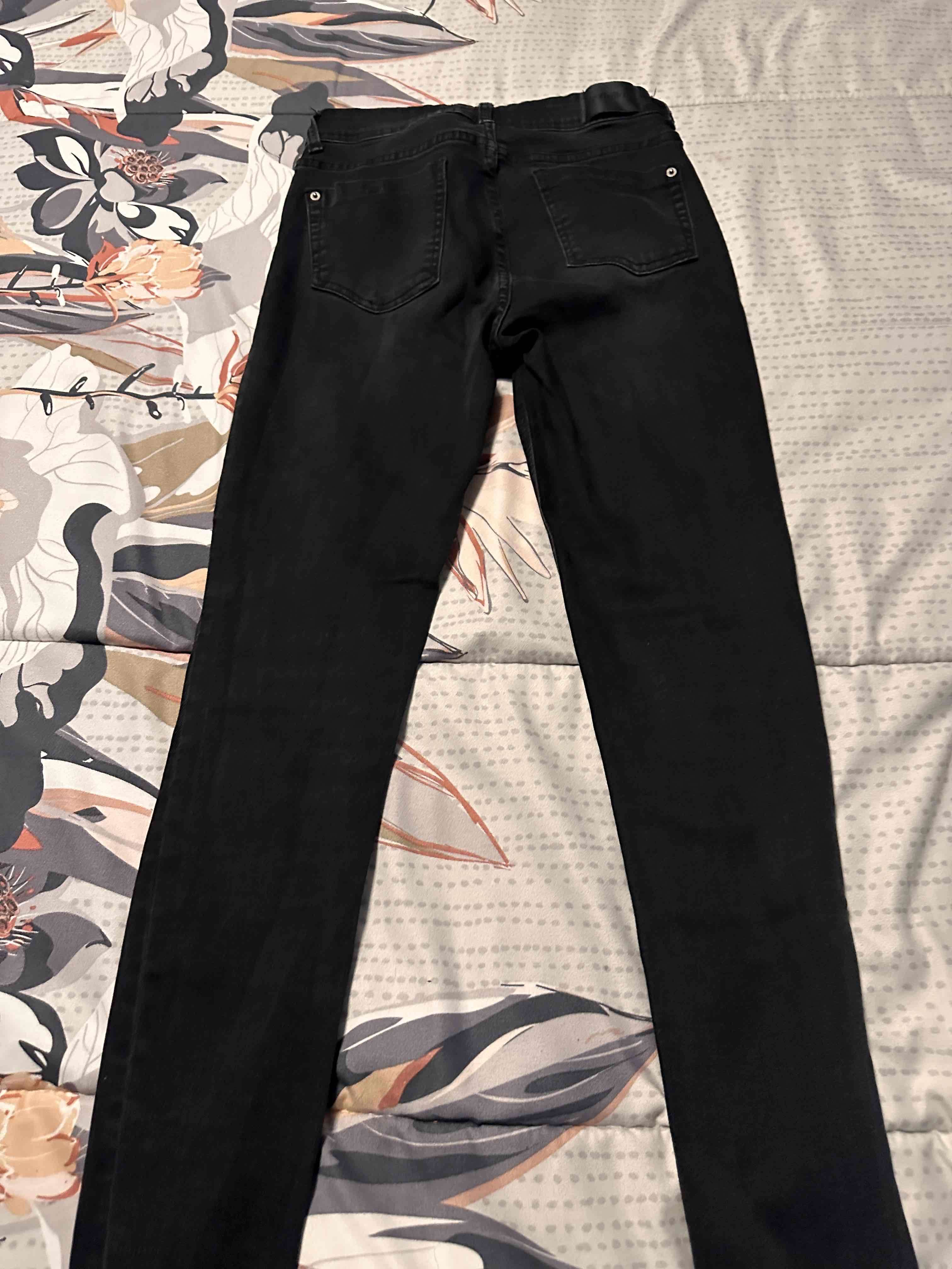 Jeans negros con bordado floral - miniatura 2