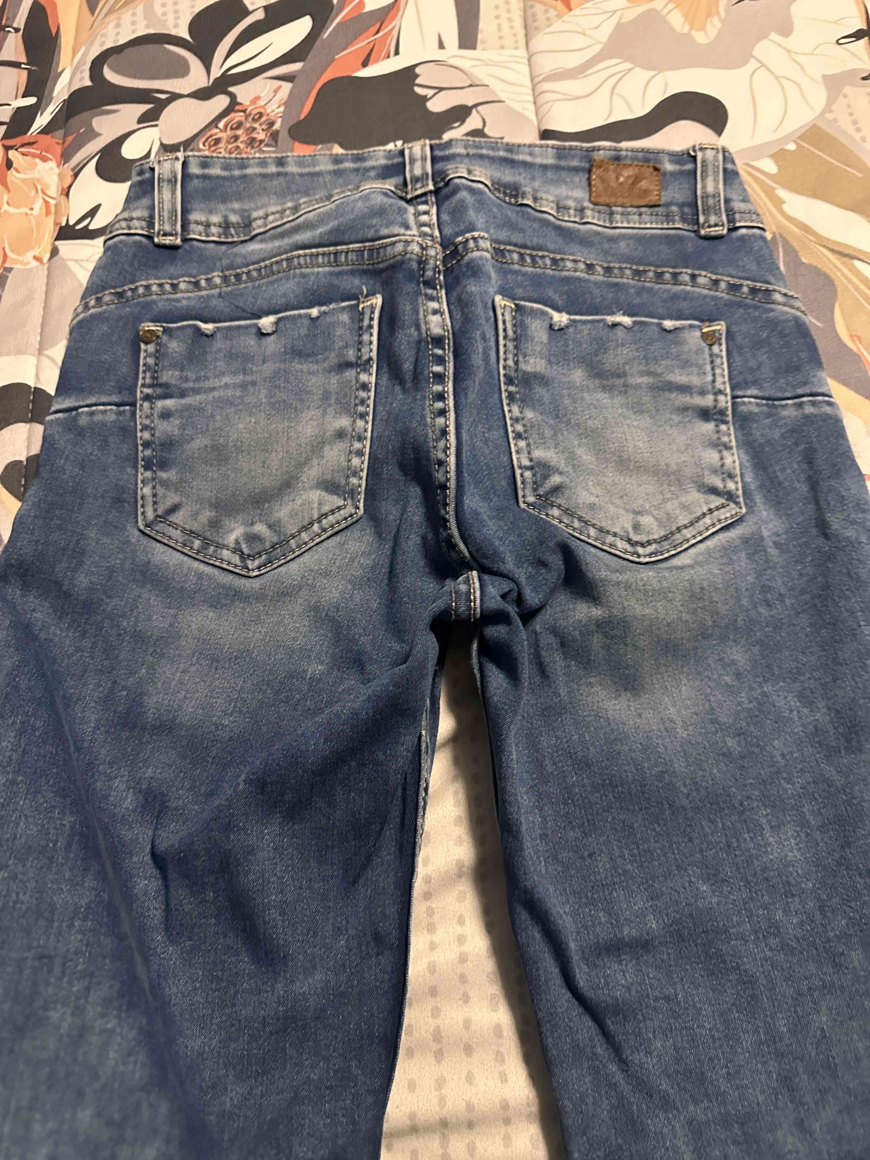 Jeans azules desgastados - miniatura 2