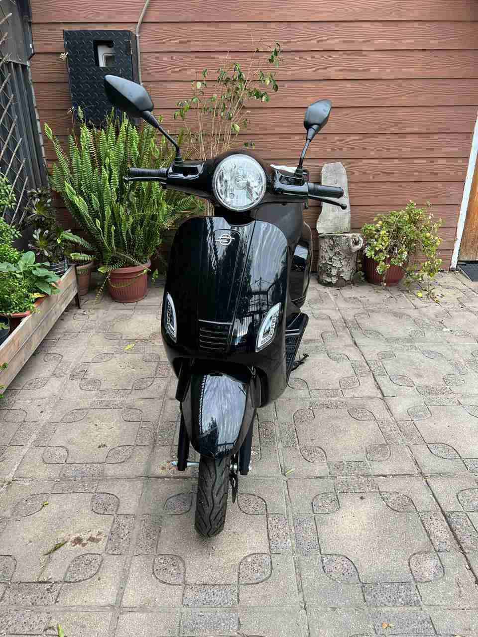 Moto eléctrica nueva 2025 One Moto modelo Commuta - miniatura 2