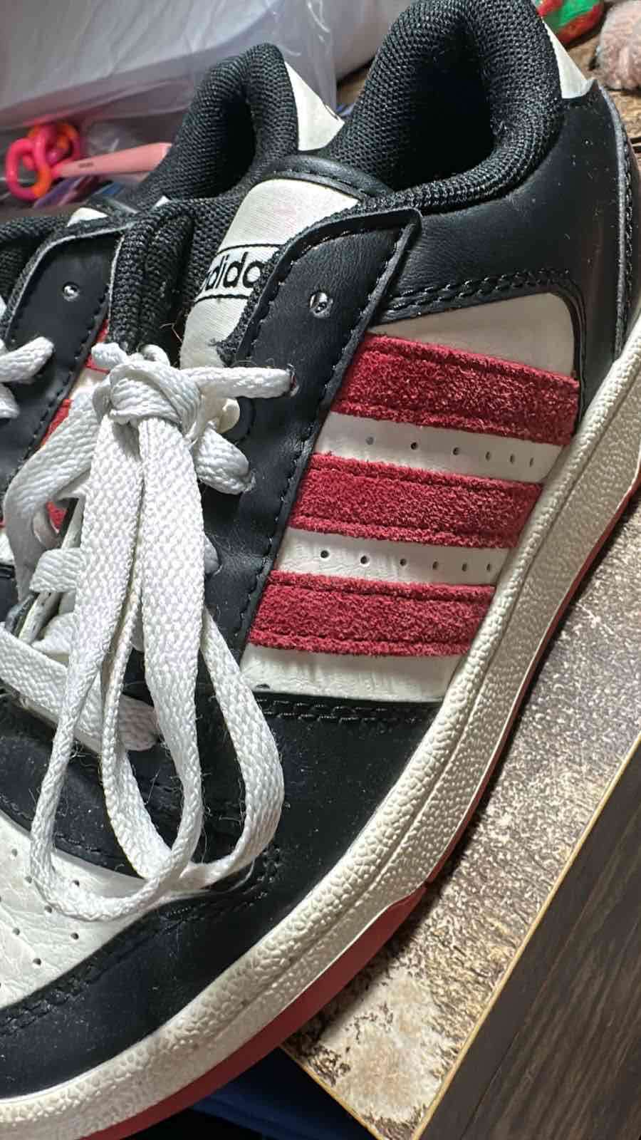 Zapatillas Adidas negras y rojas - miniatura 2