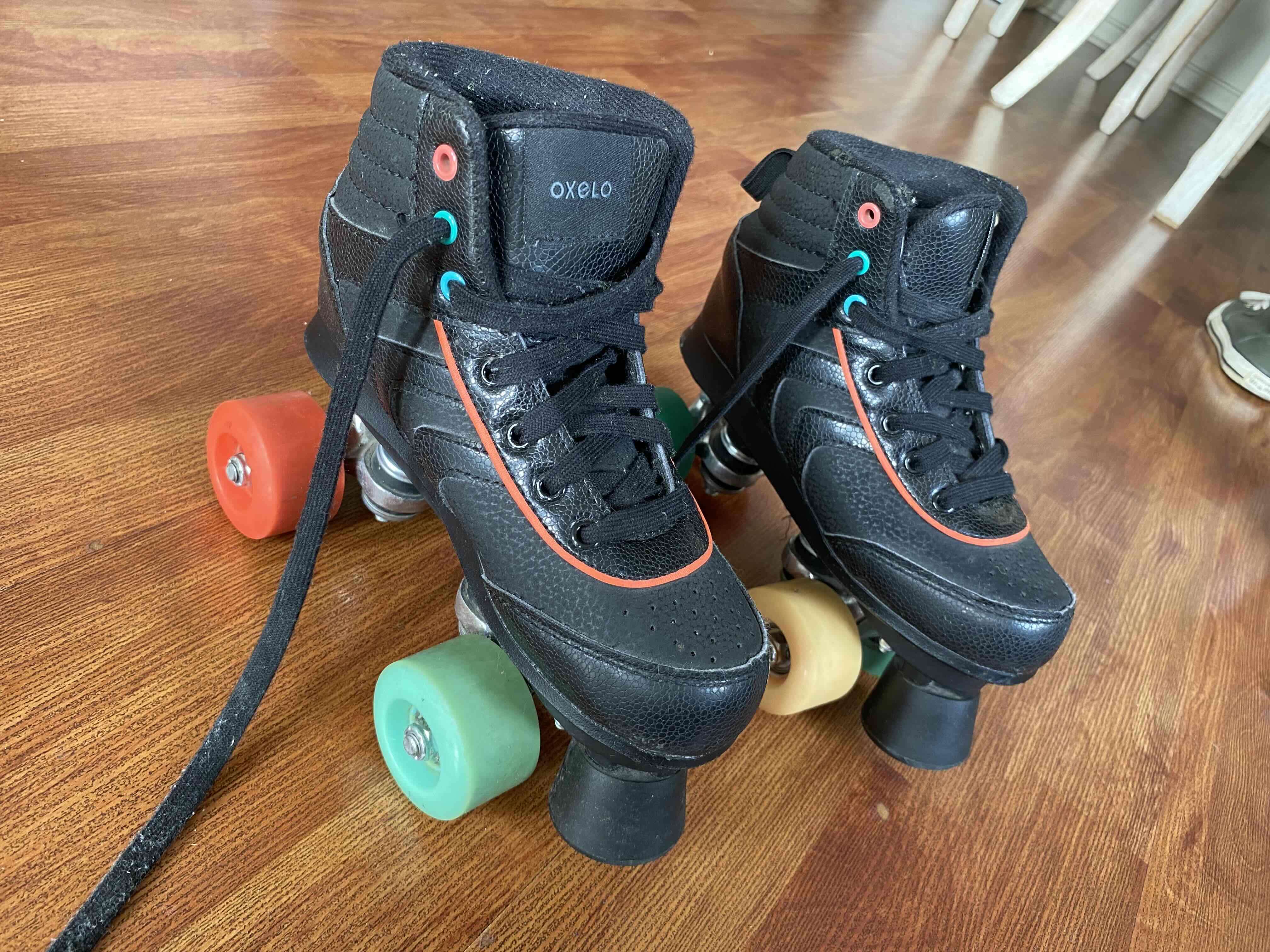 Patines de cuatro ruedas negros (talla 35) - miniatura 1