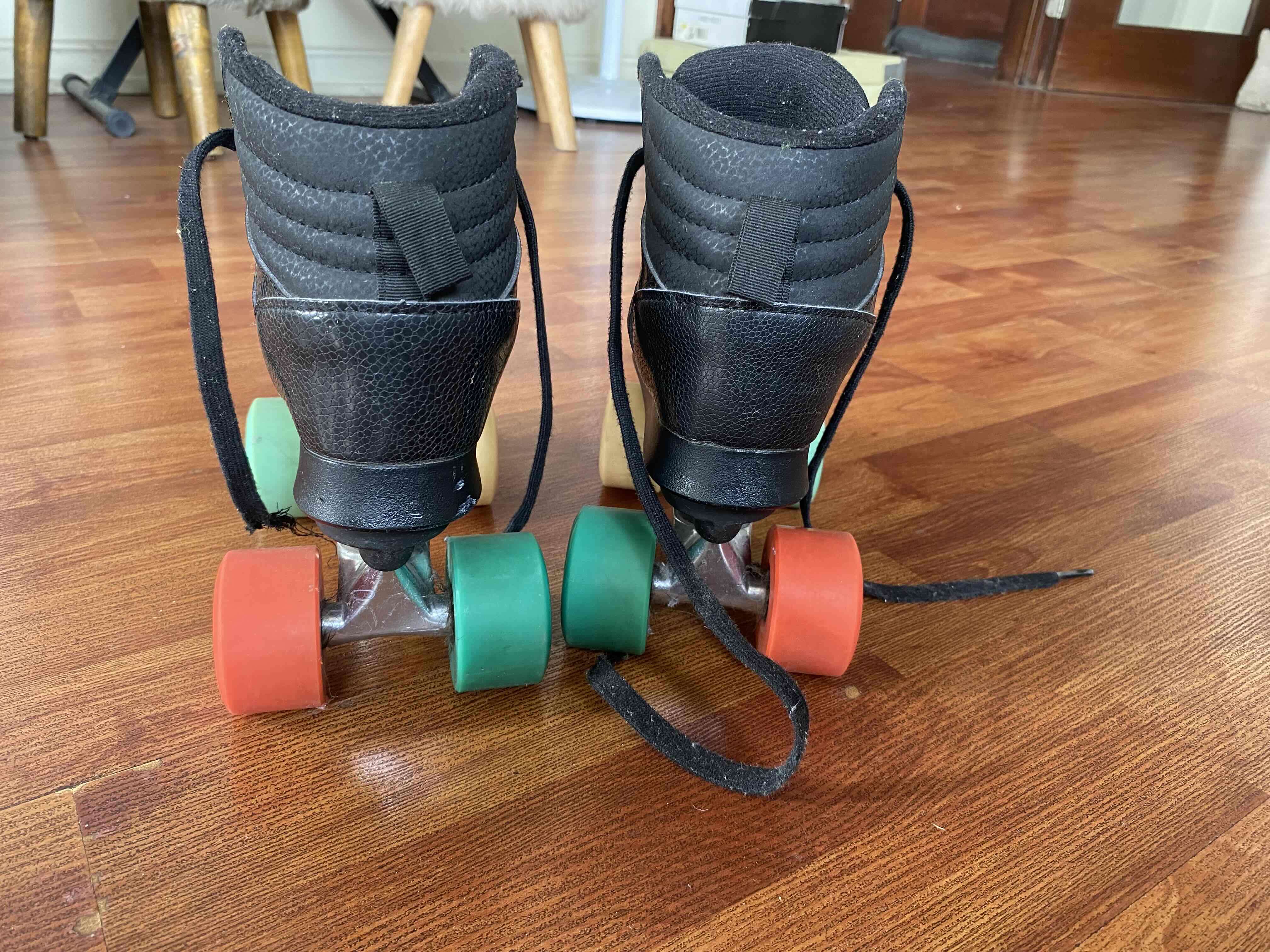 Patines de cuatro ruedas negros (talla 35) - miniatura 2