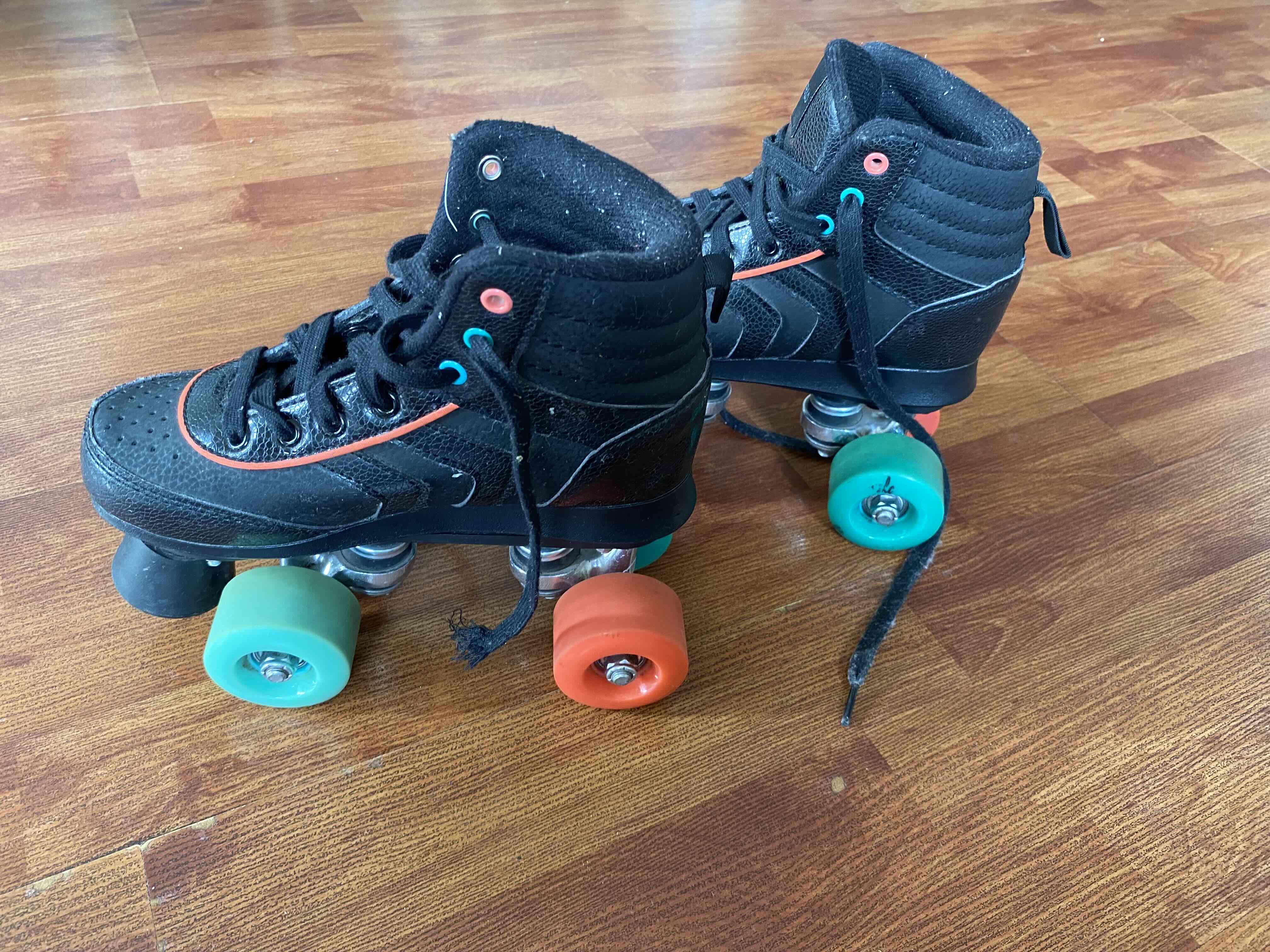 Patines de cuatro ruedas negros (talla 35) - miniatura 3