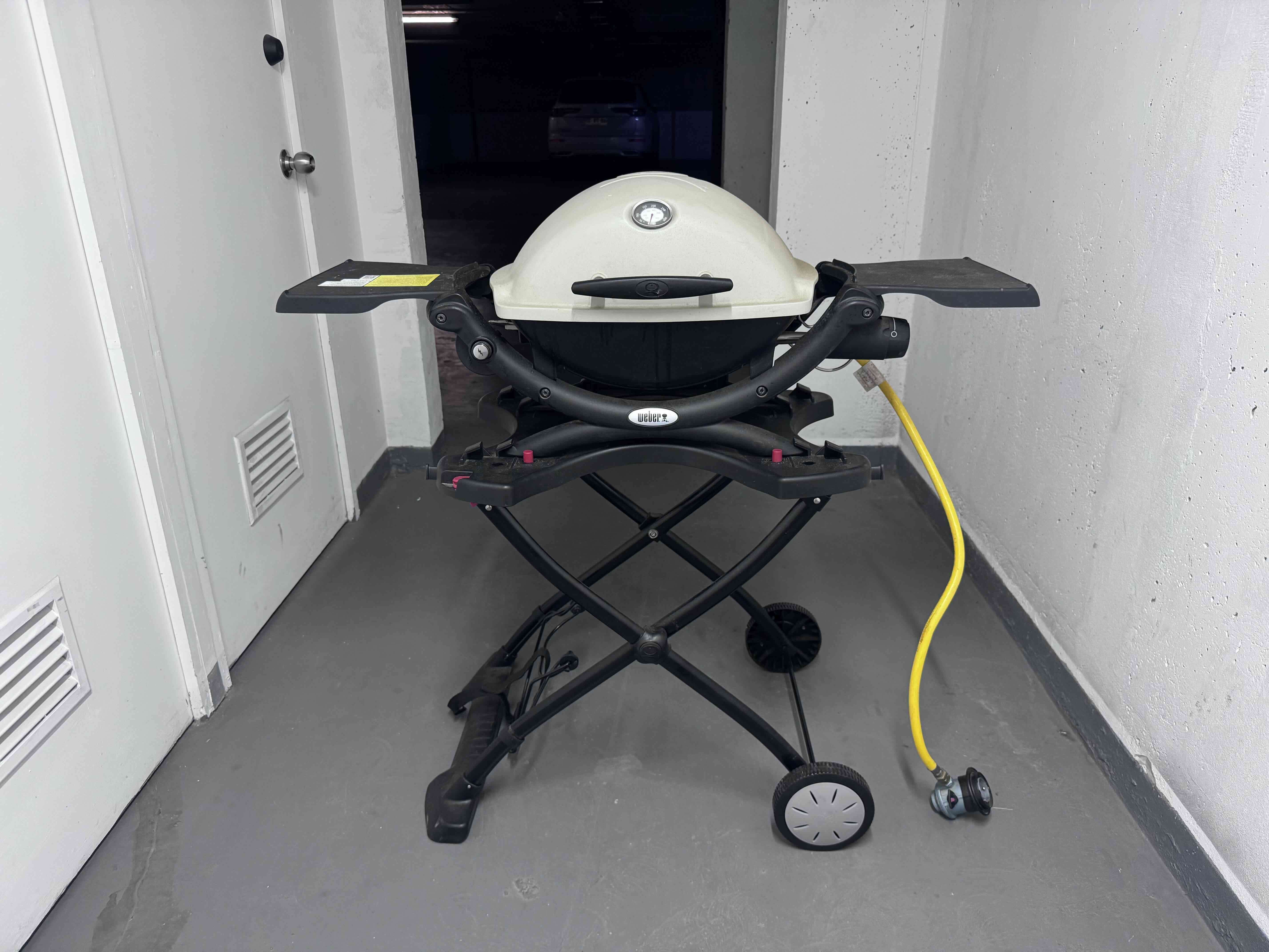 Parrilla portátil Weber con soporte - miniatura 1