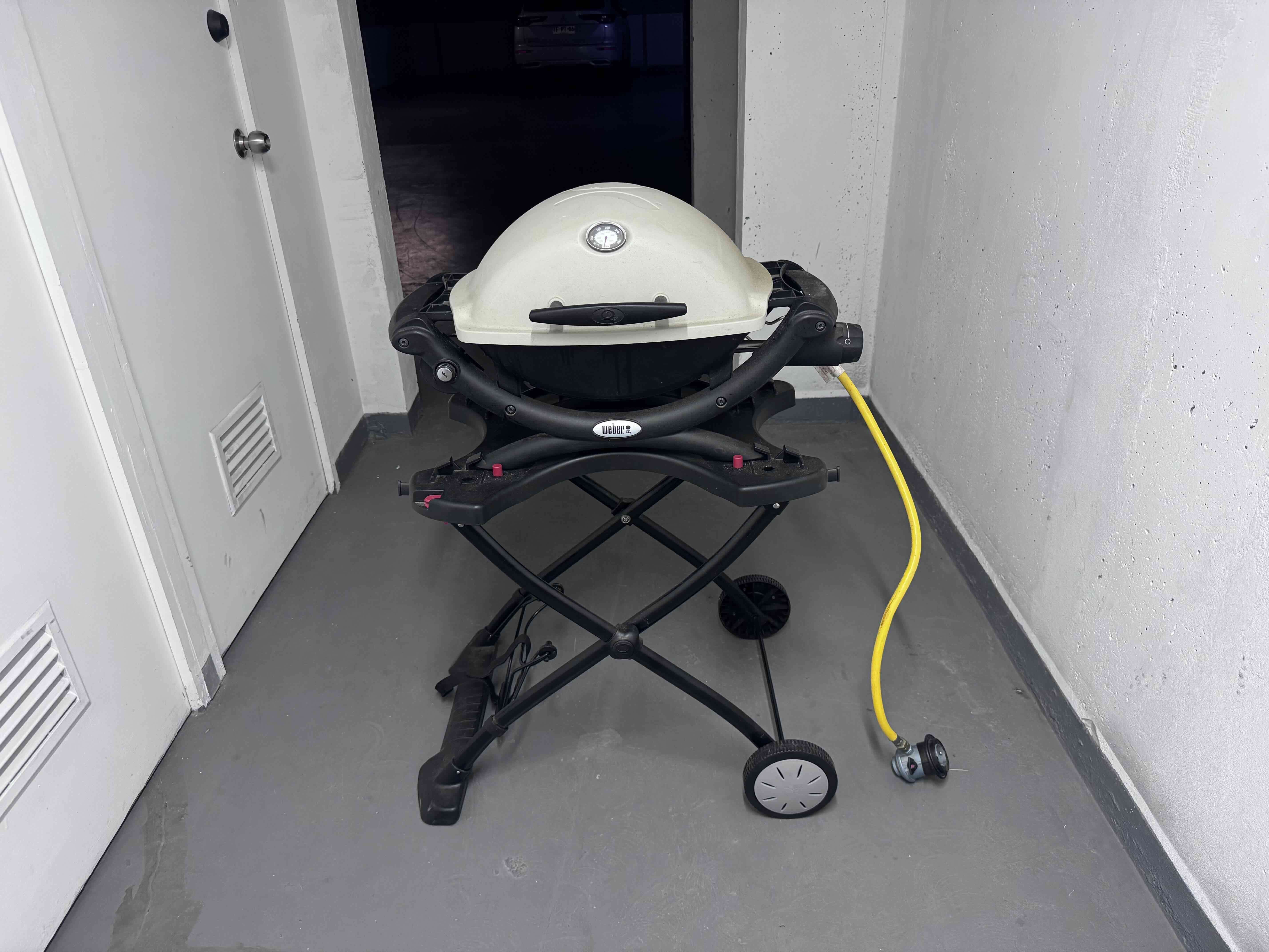 Parrilla portátil Weber con soporte - miniatura 2