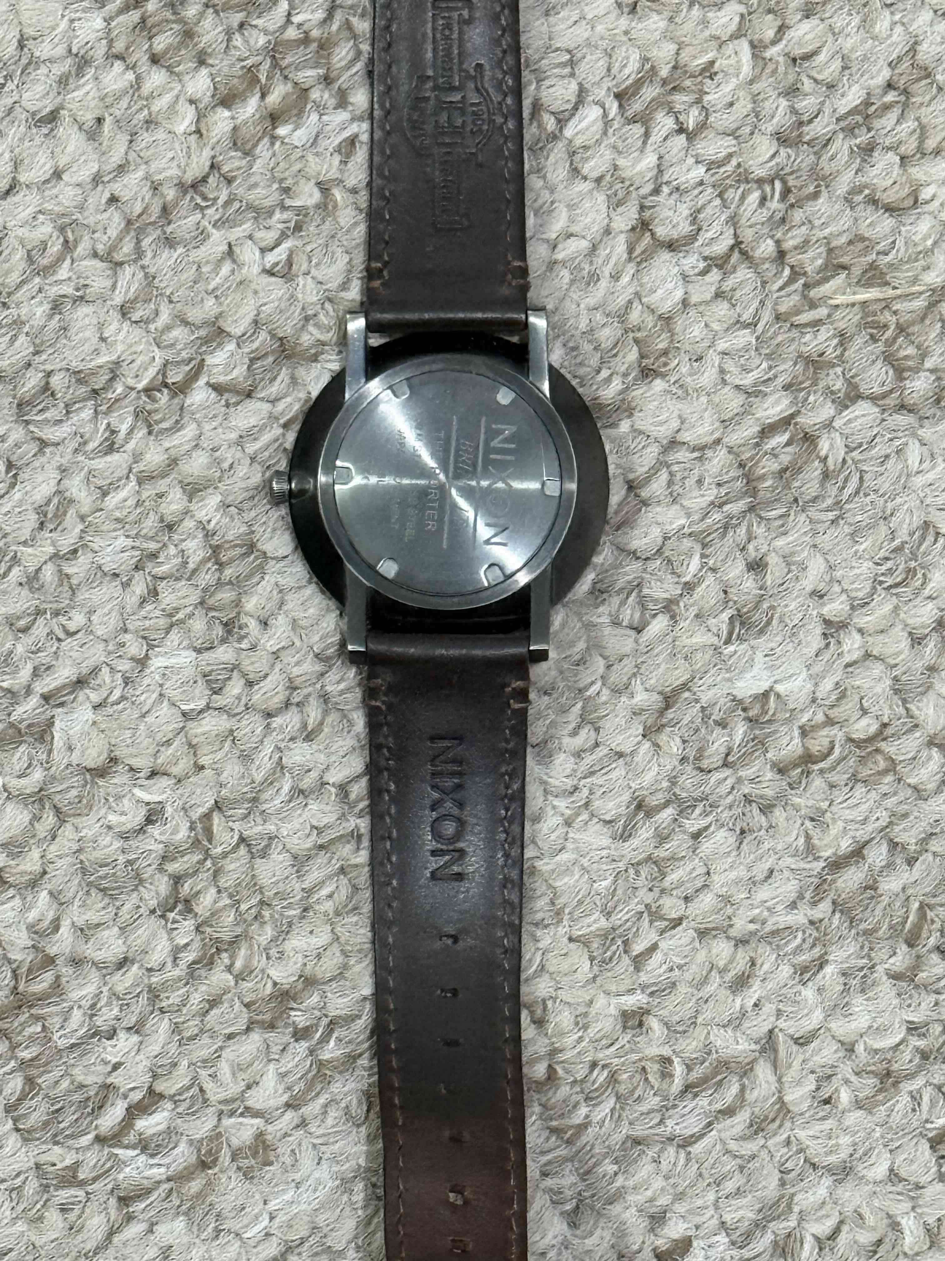 Reloj Nixon de cuero negro - miniatura 1