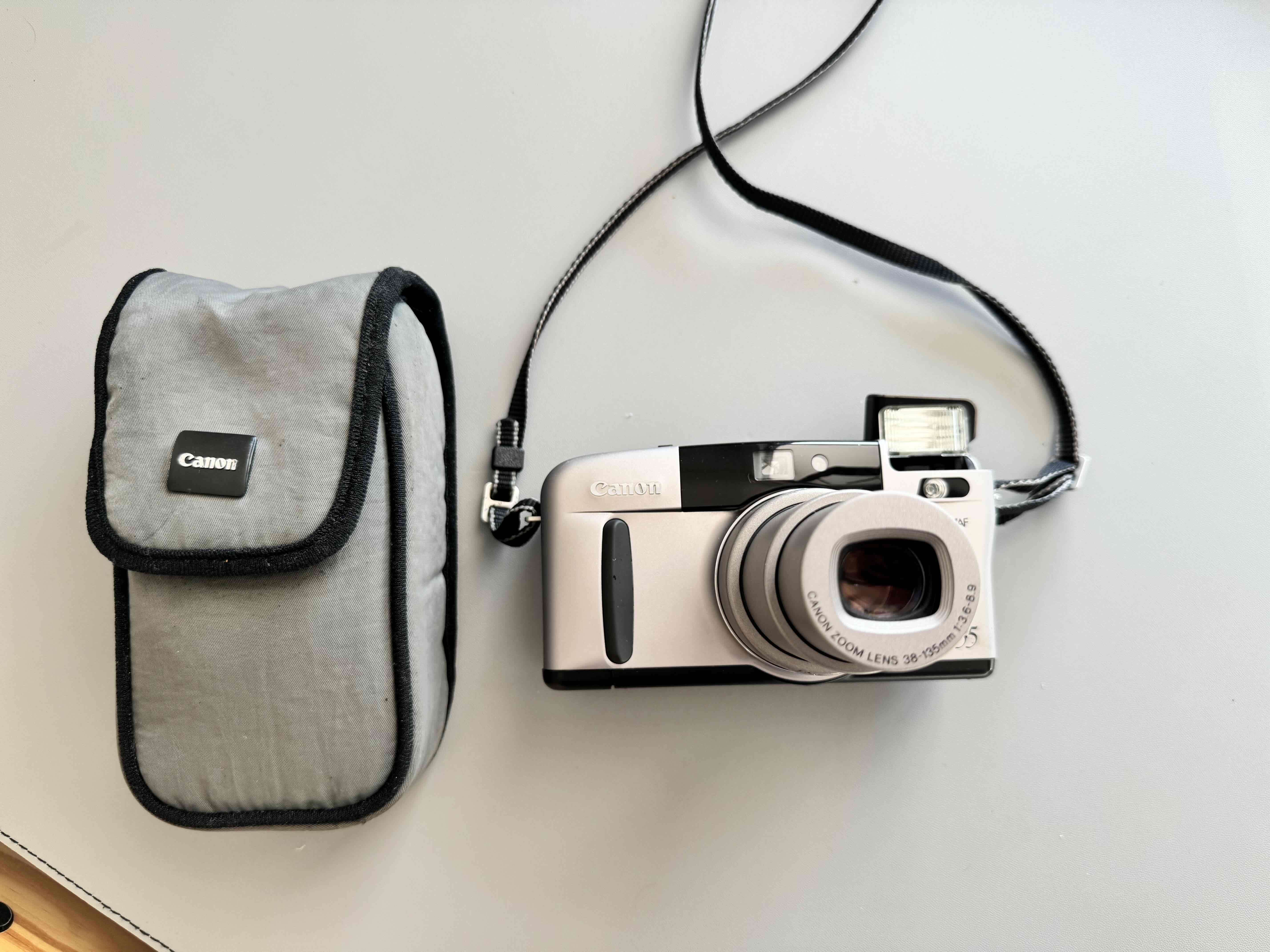 Cámara Canon con funda - miniatura 1