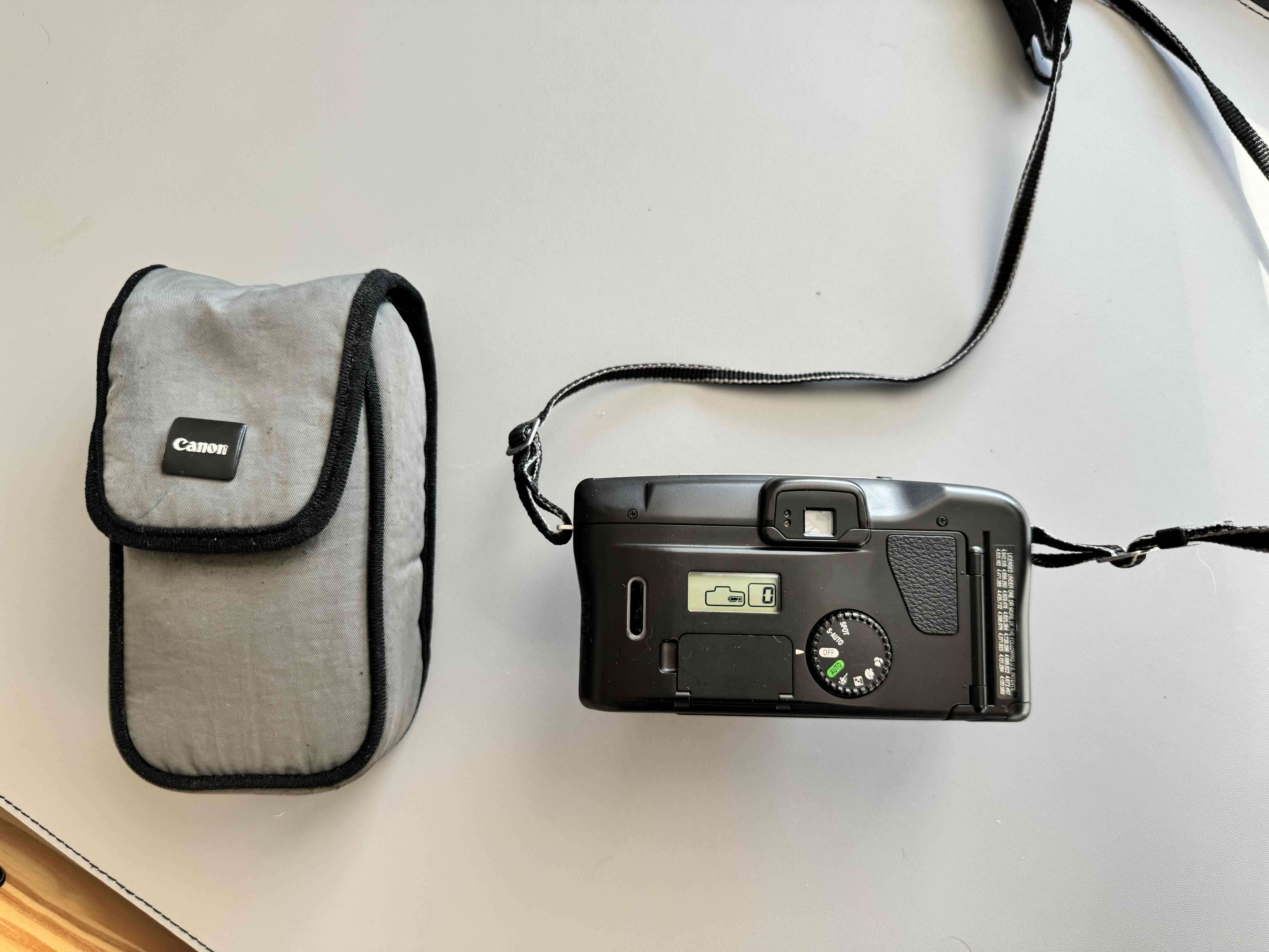 Cámara Canon con funda - miniatura 4