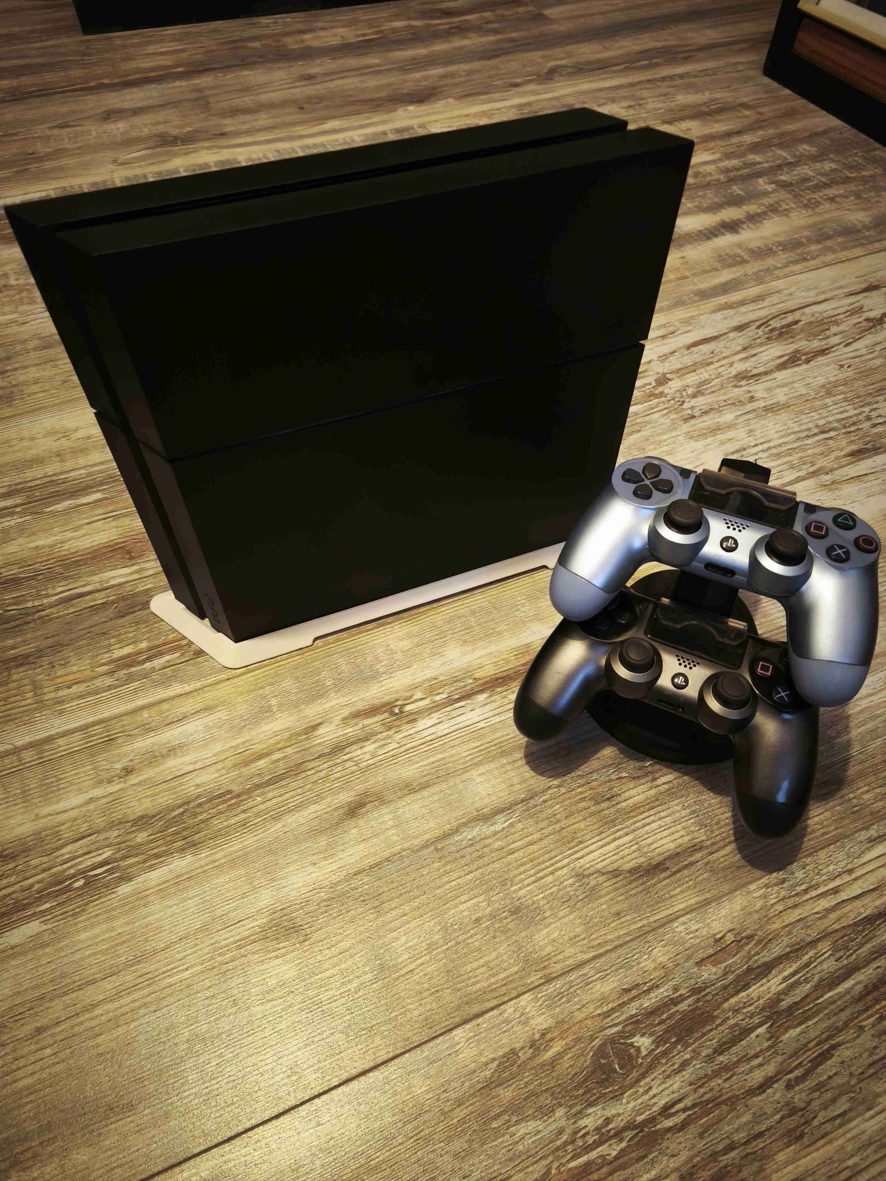 Vendo Ps4 con 3 controles - miniatura 1