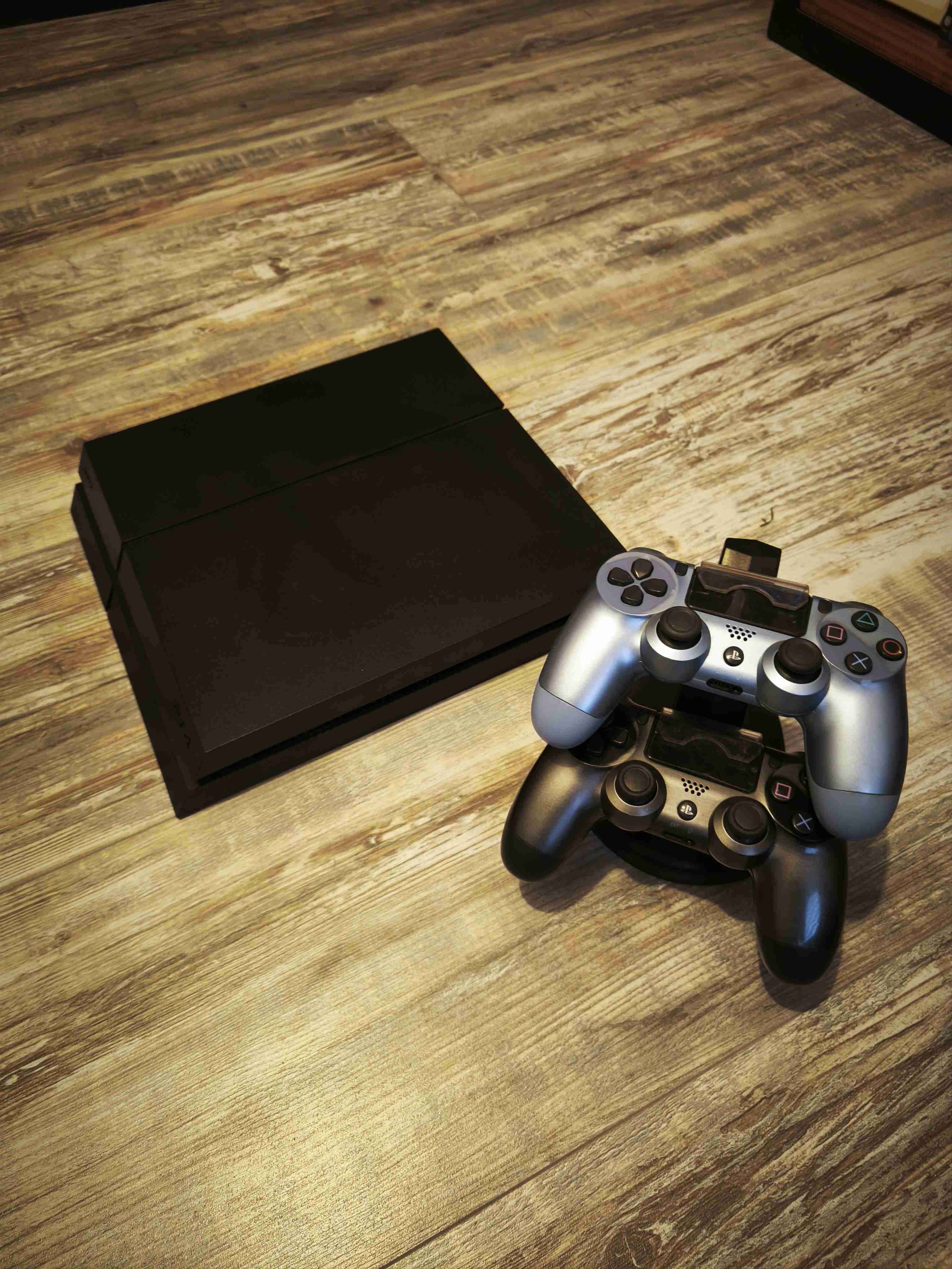 Vendo Ps4 con 3 controles - miniatura 2