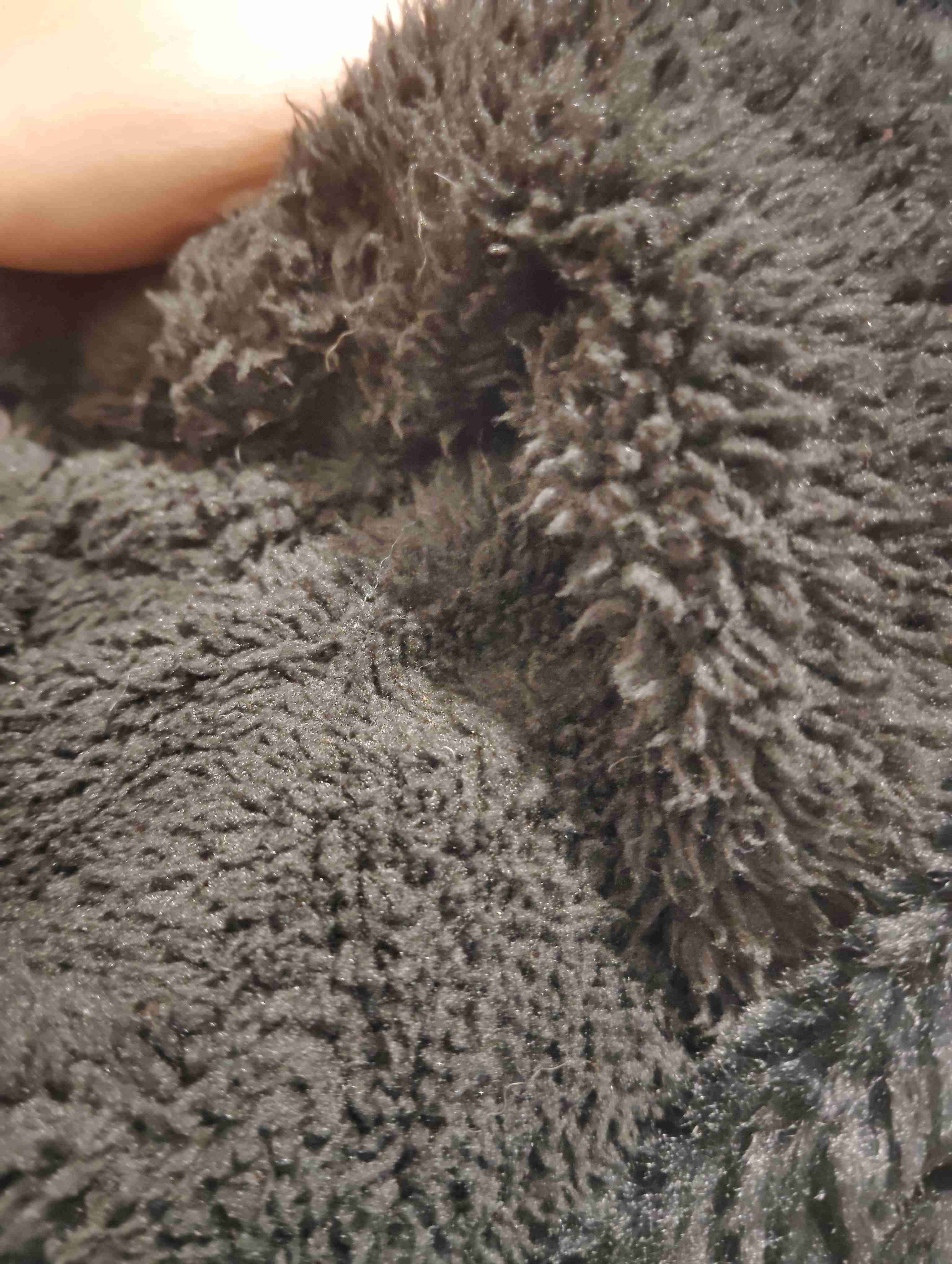 Chaqueta peluda negra con capucha - miniatura 2