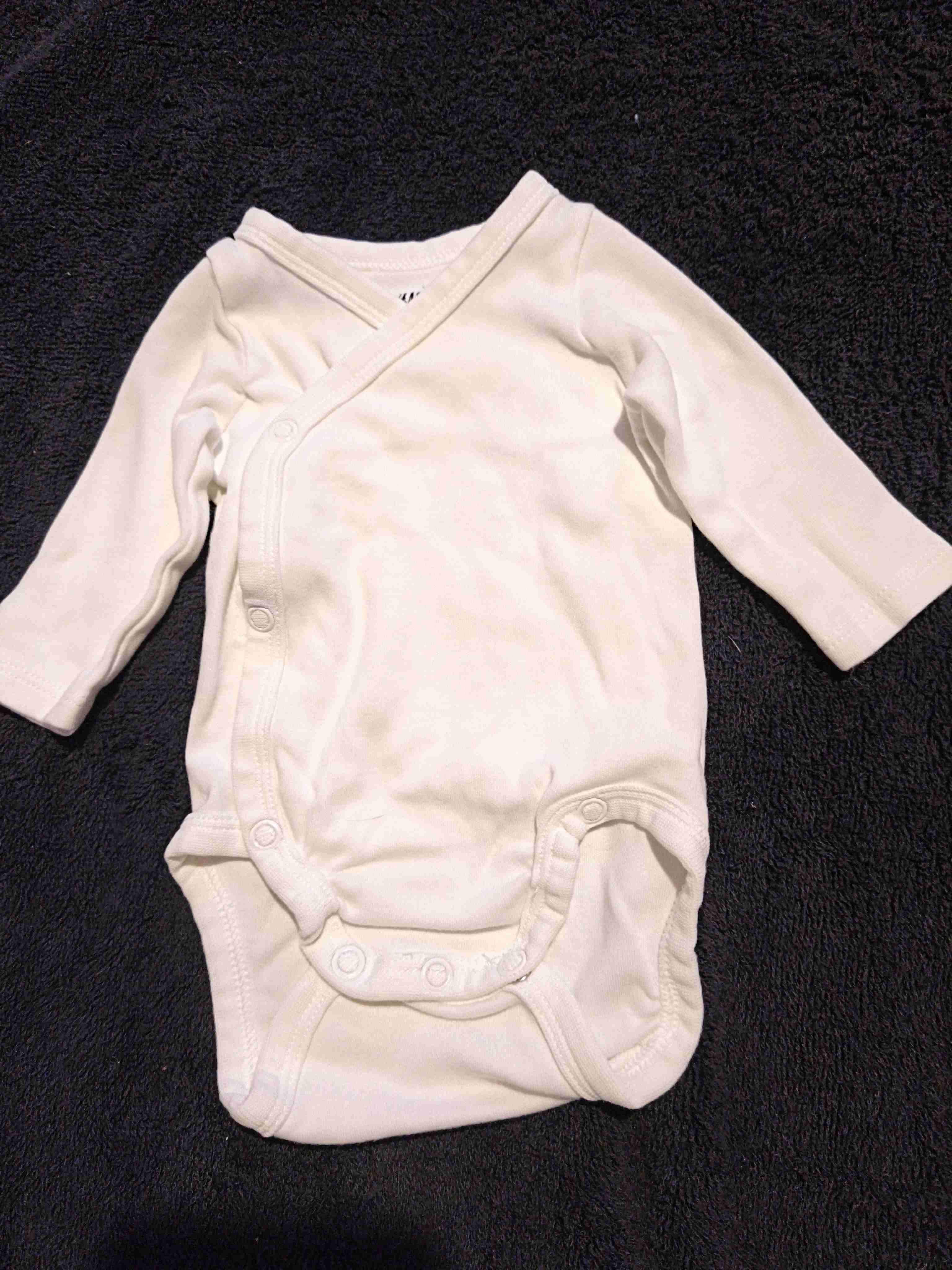 Conjunto de ropa bebé blanca - miniatura 2