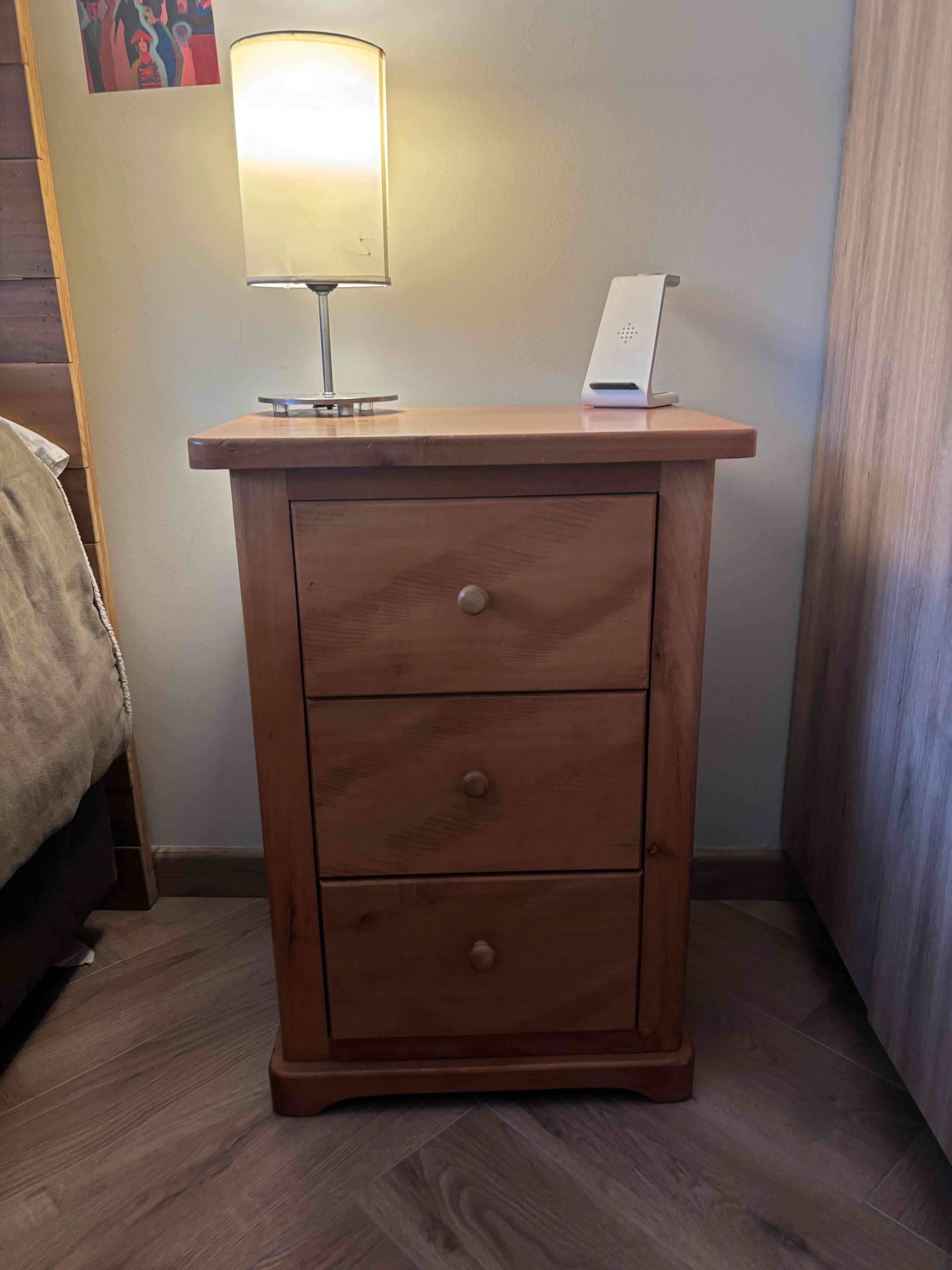 Velador de madera con tres cajones