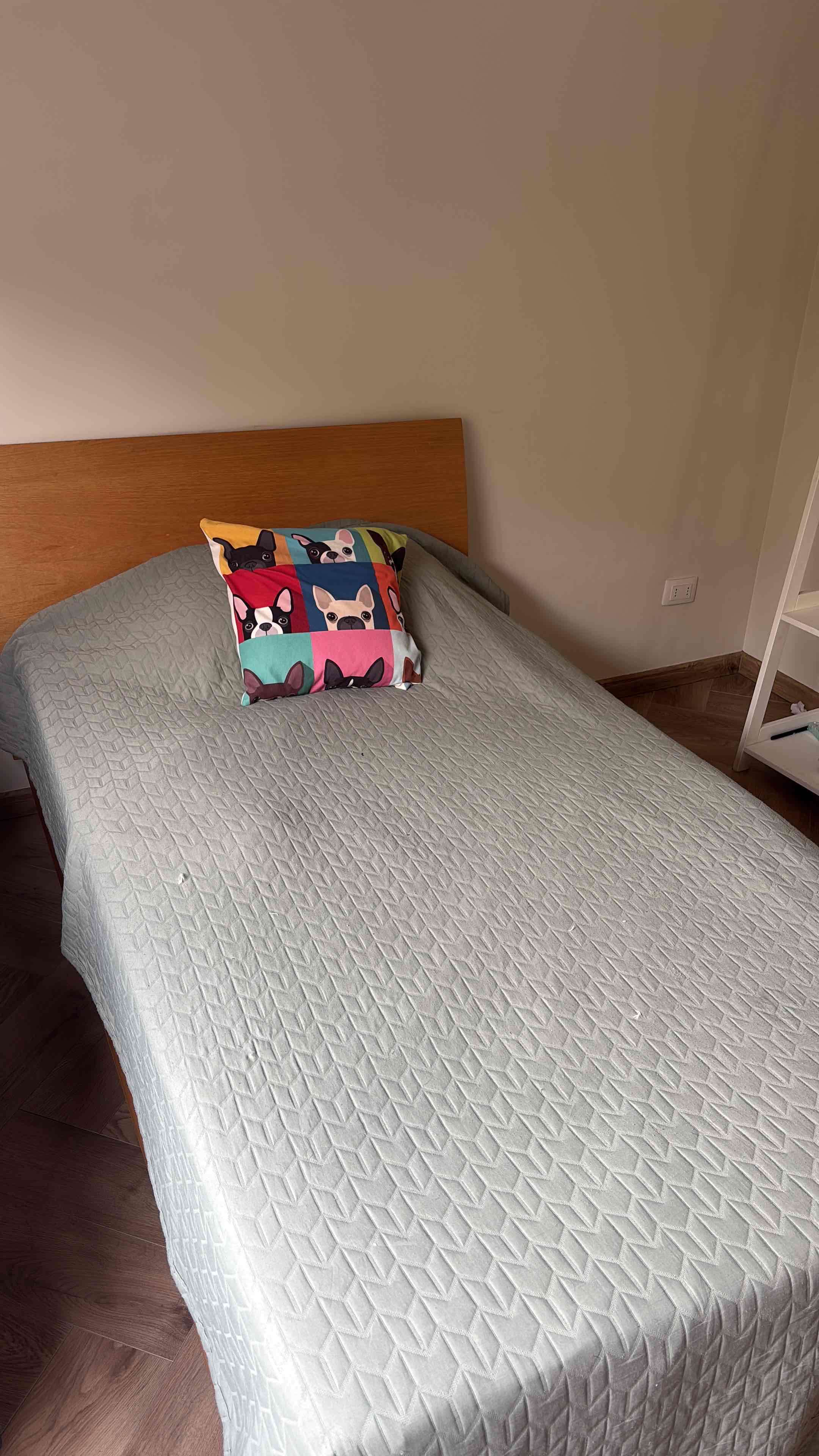 Cama individual con cabecera madera