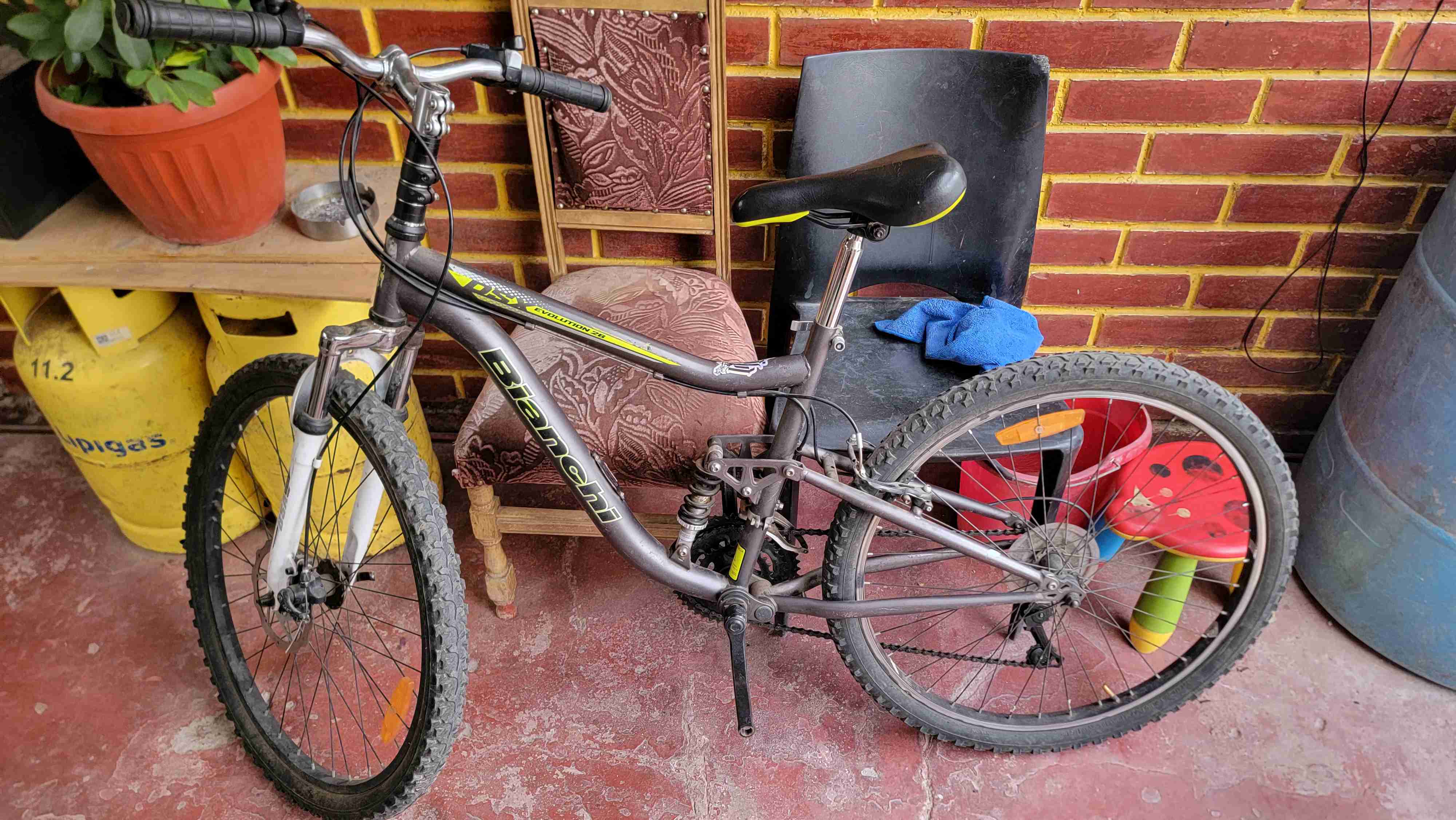 Bicicleta Bianchi de montaña gris y bicicleta lahs - miniatura 1