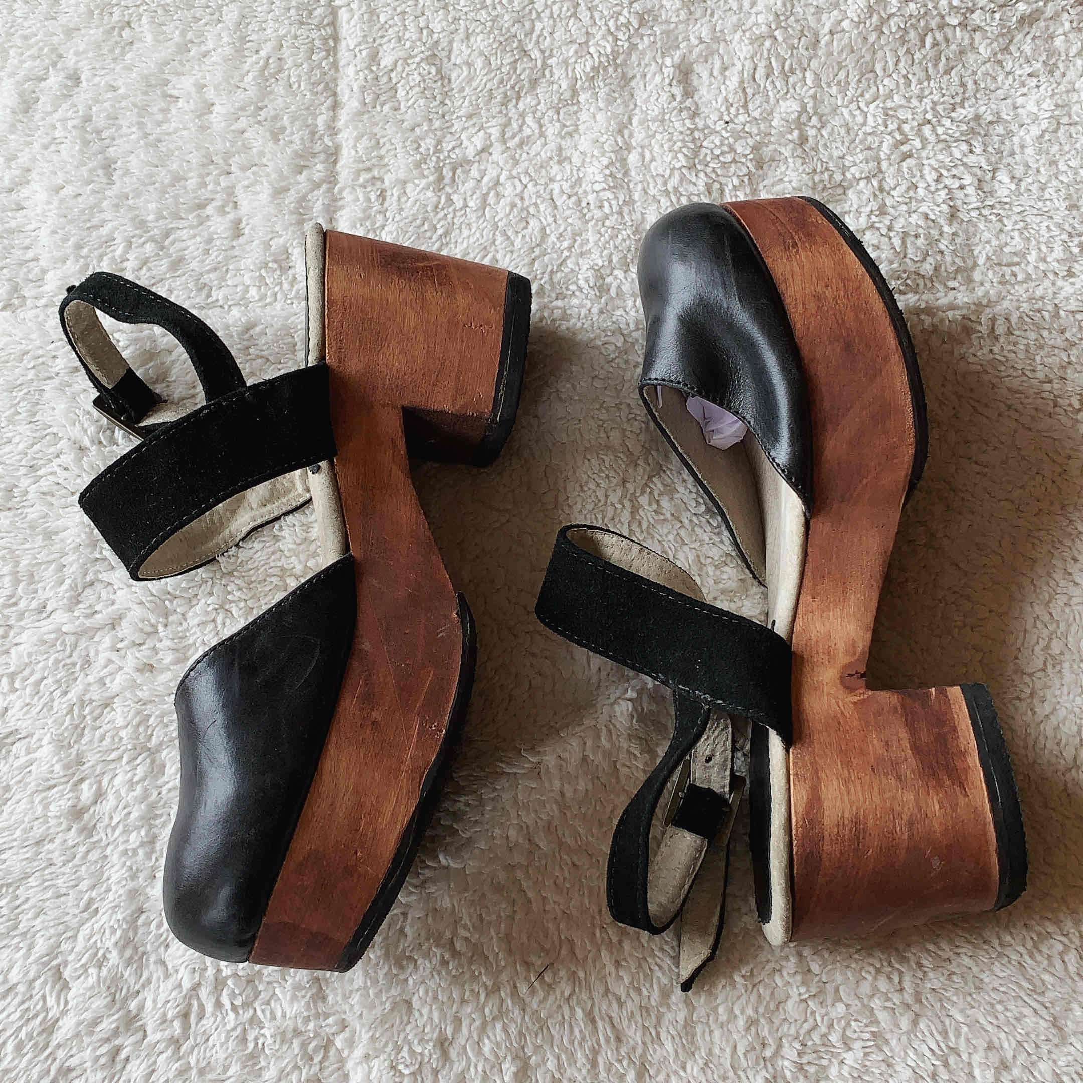 Zapatos de tacón negro y madera