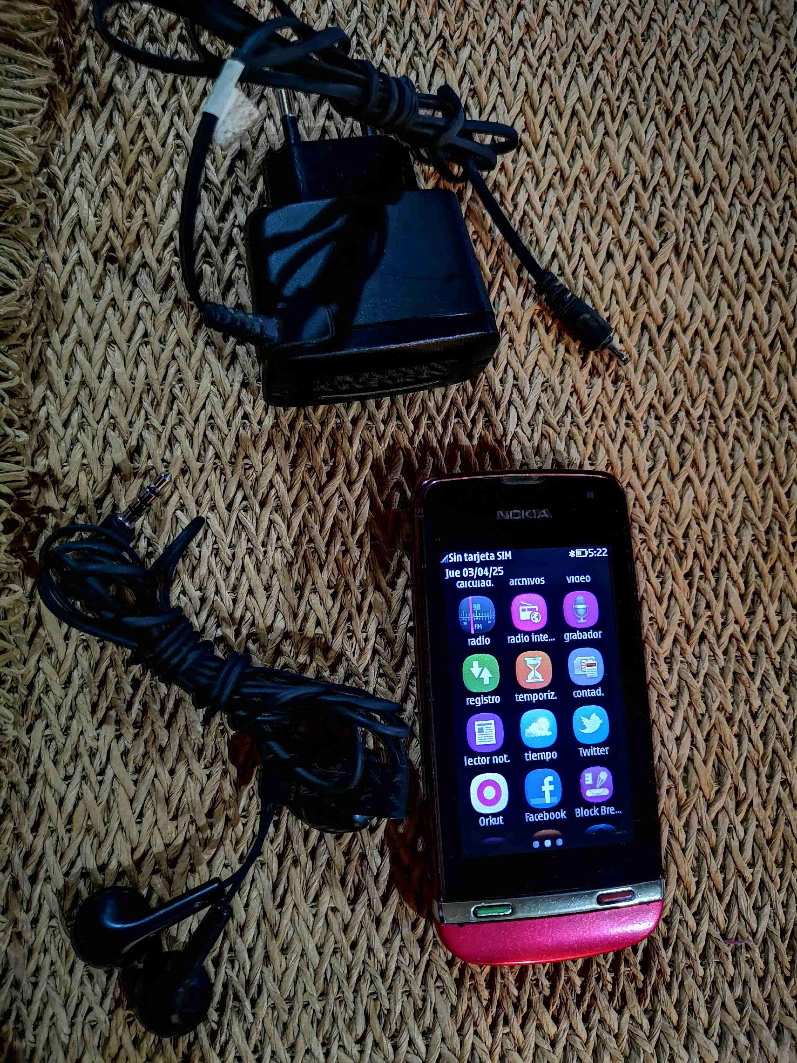 Teléfono Nokia 311 clásico con cargador