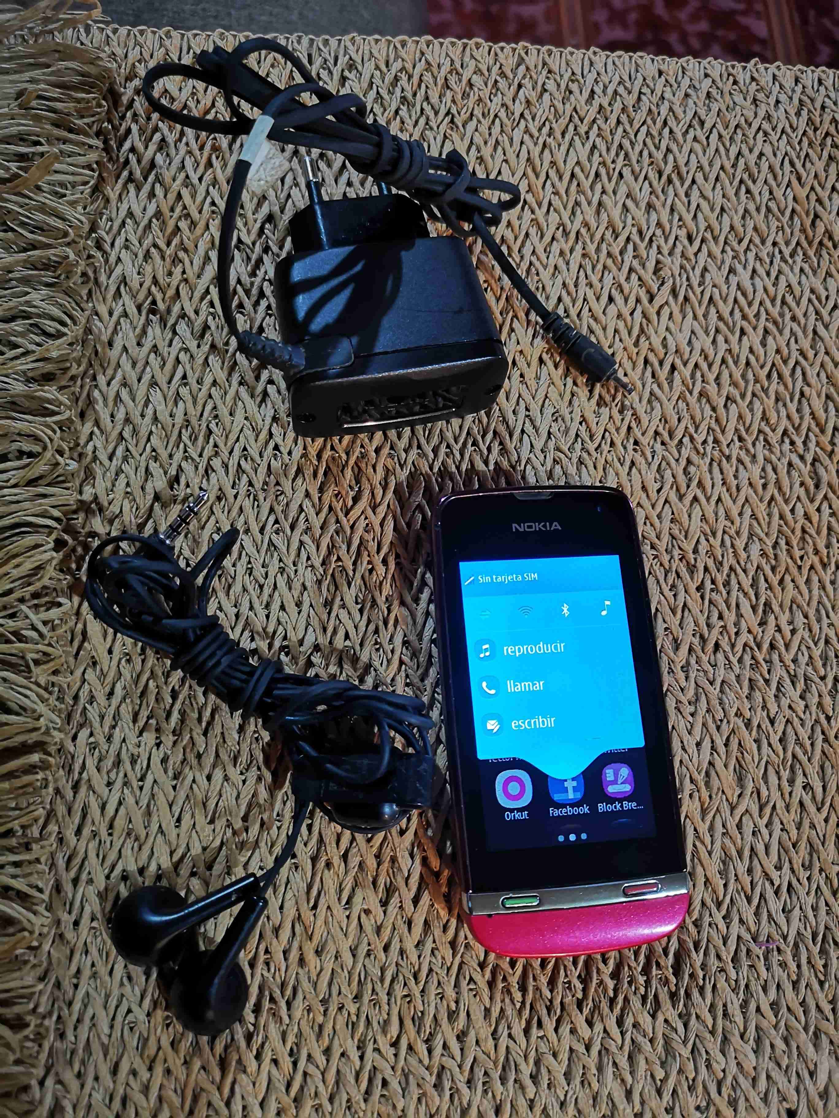 Teléfono Nokia 311 clásico con cargador - miniatura 2