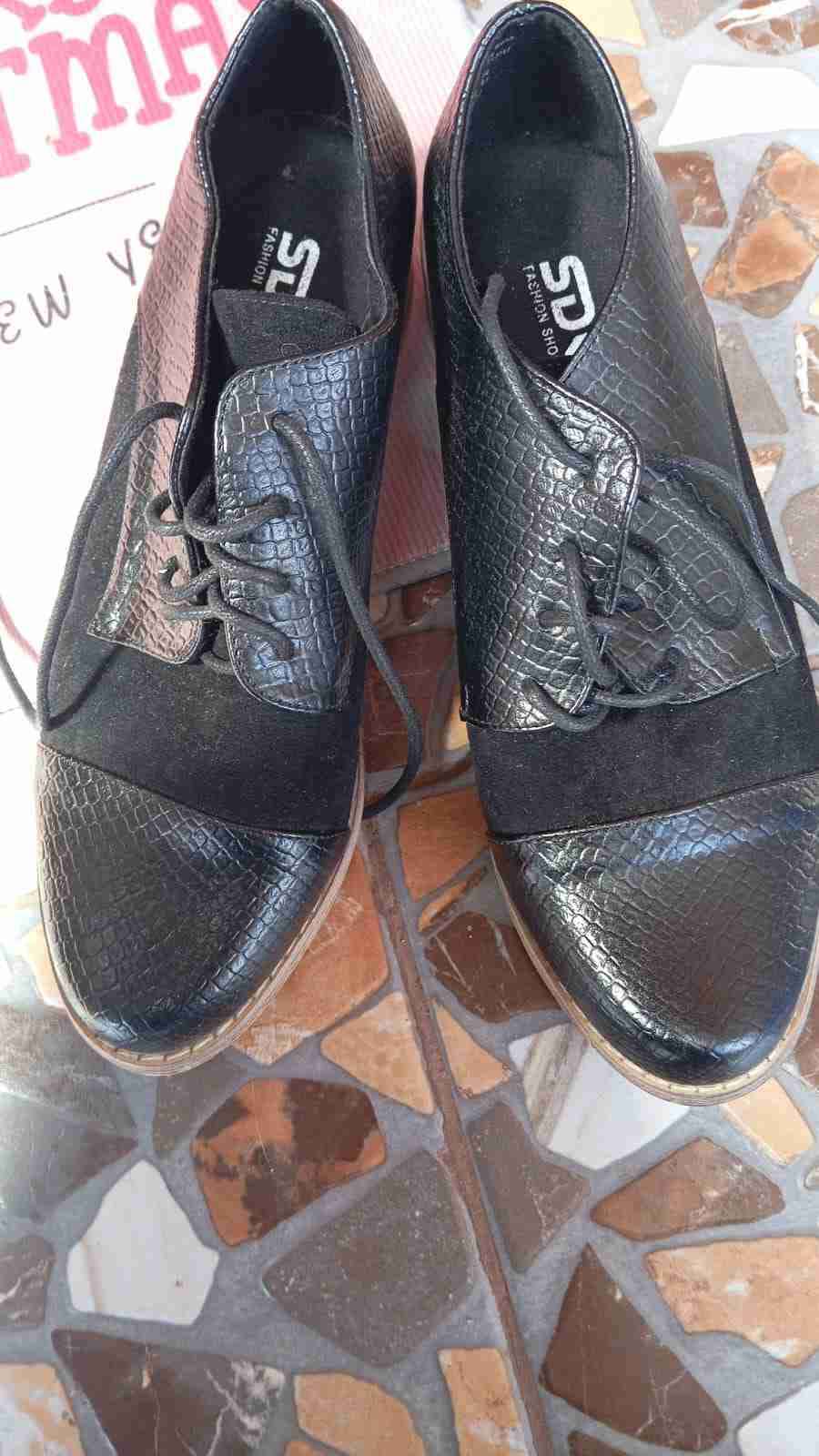 Zapatos negros con taco - miniatura 2